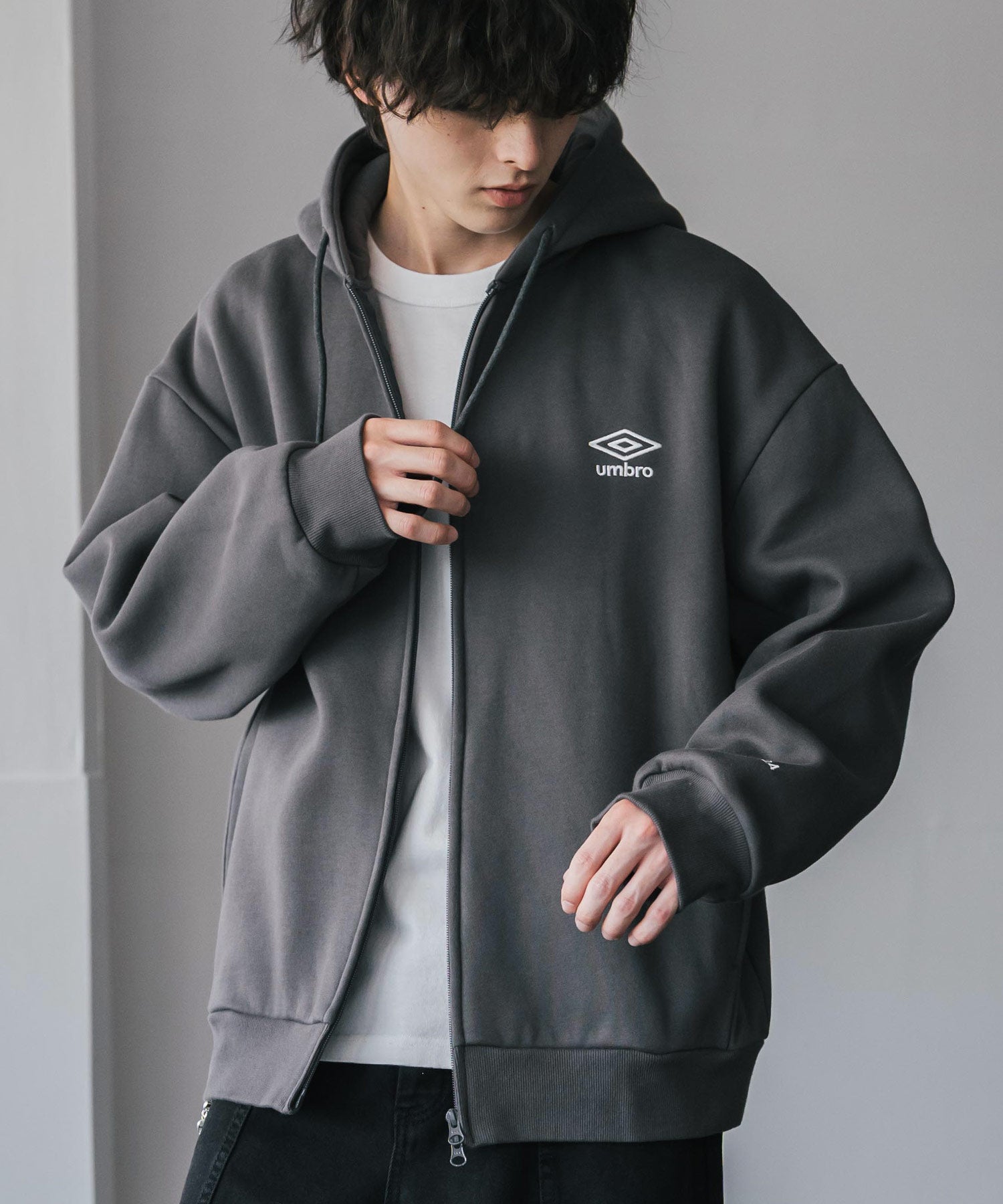 ロッキーモンロー Rocky Monroe UMBRO アンブロ ジップパーカー 裏起毛 長袖 メンズ スウェット フーディー ライトアウター オーバーサイズ あたたかい ロゴ刺繍 別注 14943 （チャコール） チャコール