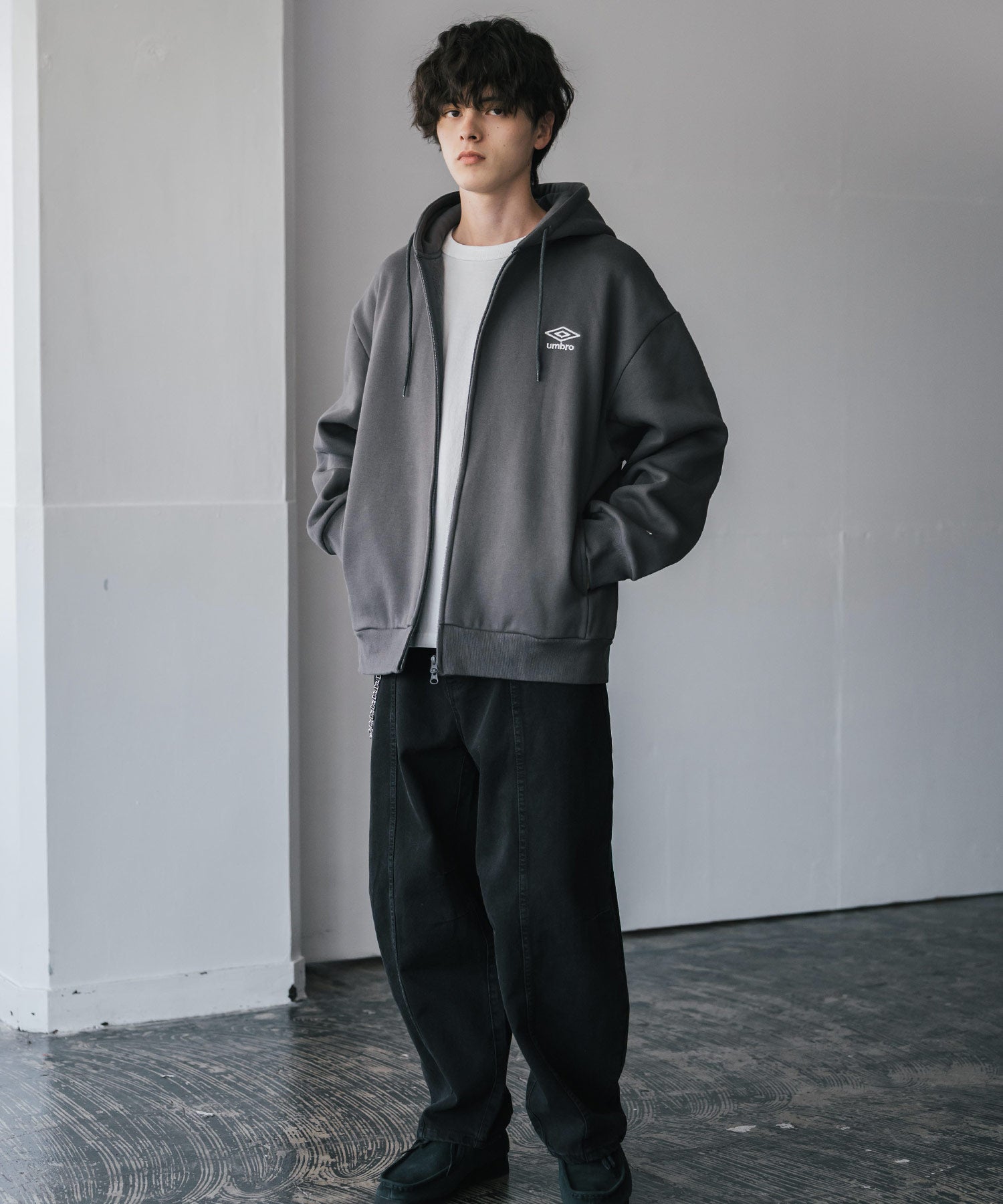 ロッキーモンロー Rocky Monroe UMBRO アンブロ ジップパーカー 裏起毛 長袖 メンズ スウェット フーディー ライトアウター オーバーサイズ あたたかい ロゴ刺繍 別注 14943 （チャコール） チャコール