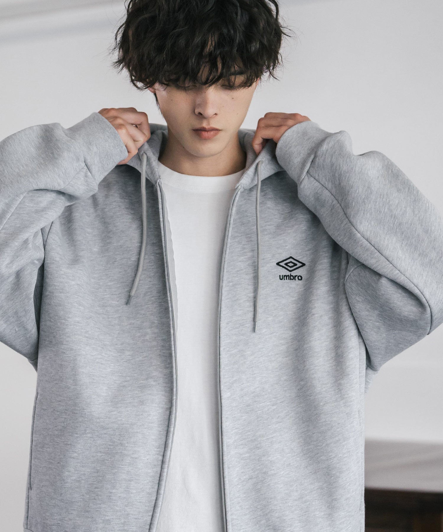 ロッキーモンロー Rocky Monroe UMBRO アンブロ ジップパーカー 裏起毛 長袖 メンズ スウェット フーディー ライトアウター オーバーサイズ あたたかい ロゴ刺繍 別注 14943 （チャコール） チャコール