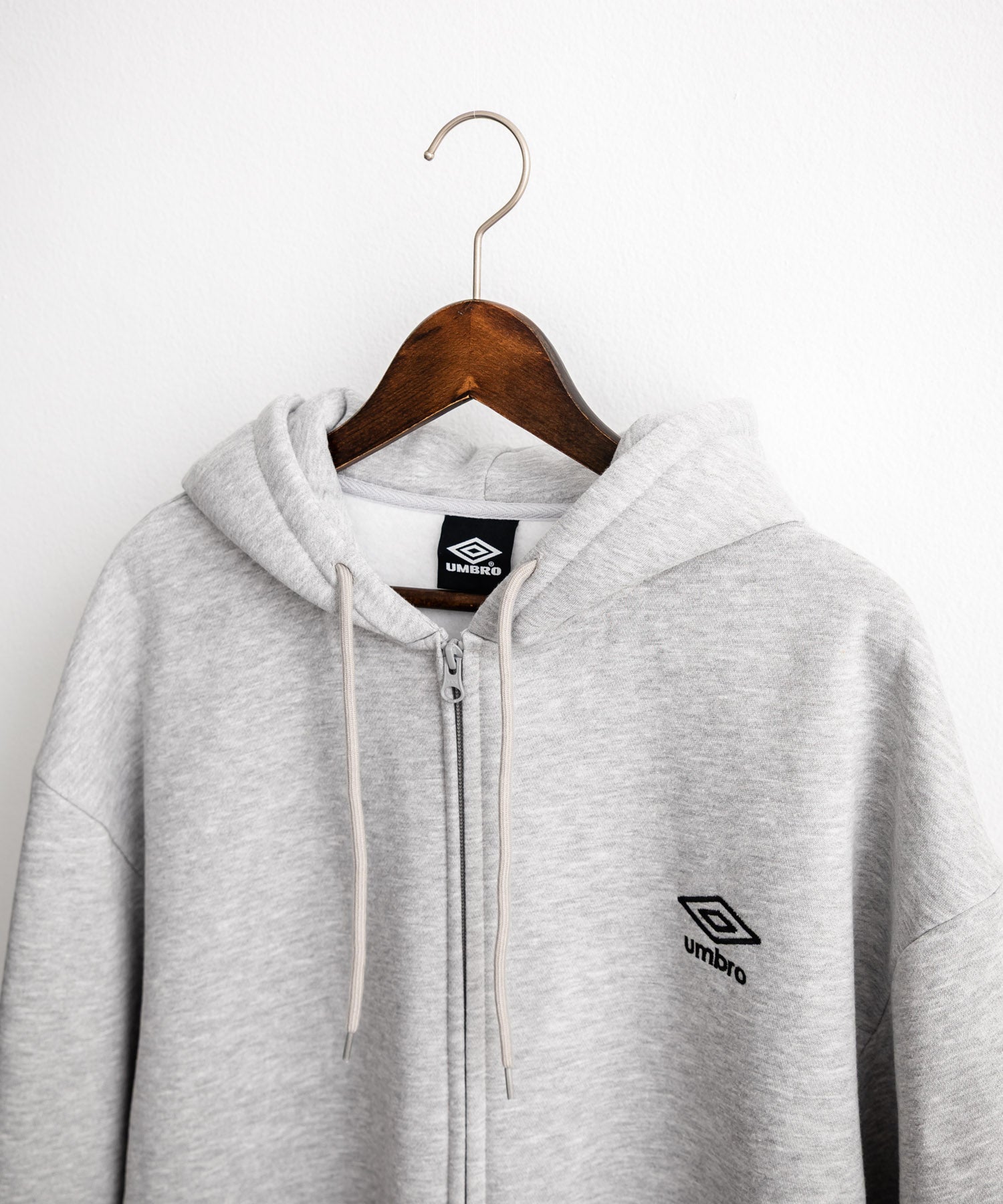 ロッキーモンロー Rocky Monroe UMBRO アンブロ ジップパーカー 裏起毛 長袖 メンズ スウェット フーディー ライトアウター オーバーサイズ あたたかい ロゴ刺繍 別注 14943 （チャコール） チャコール