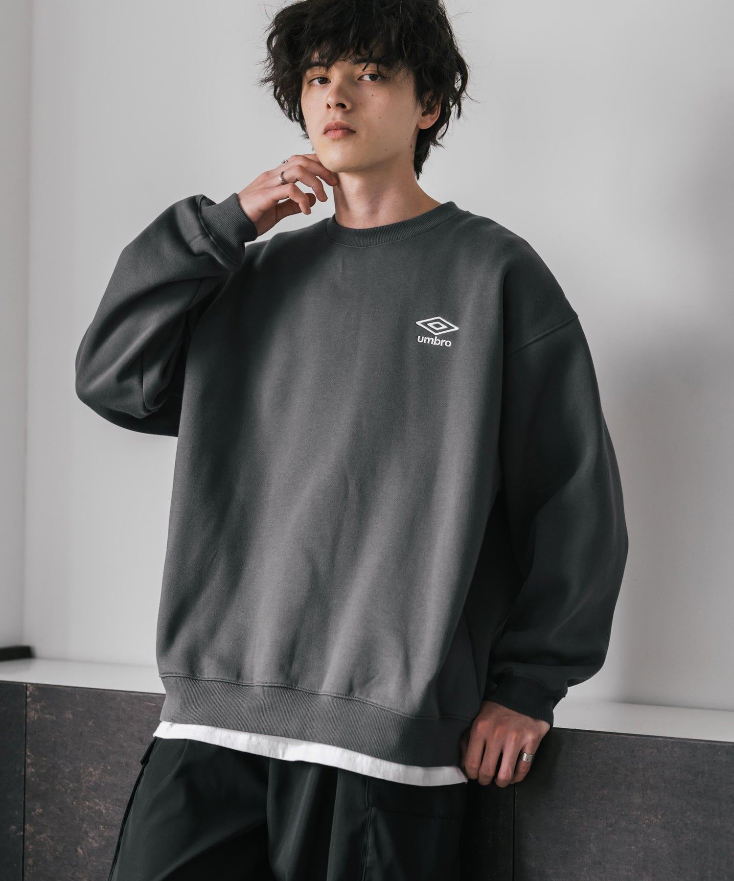 ロッキーモンロー Rocky Monroe UMBRO アンブロ スウェット 裏起毛 長袖 メンズ レディース トレーナー オーバーサイズ ワンポイント ロゴ刺繍 別注 カジュアル ストリート 14940 （チャコール） チャコール