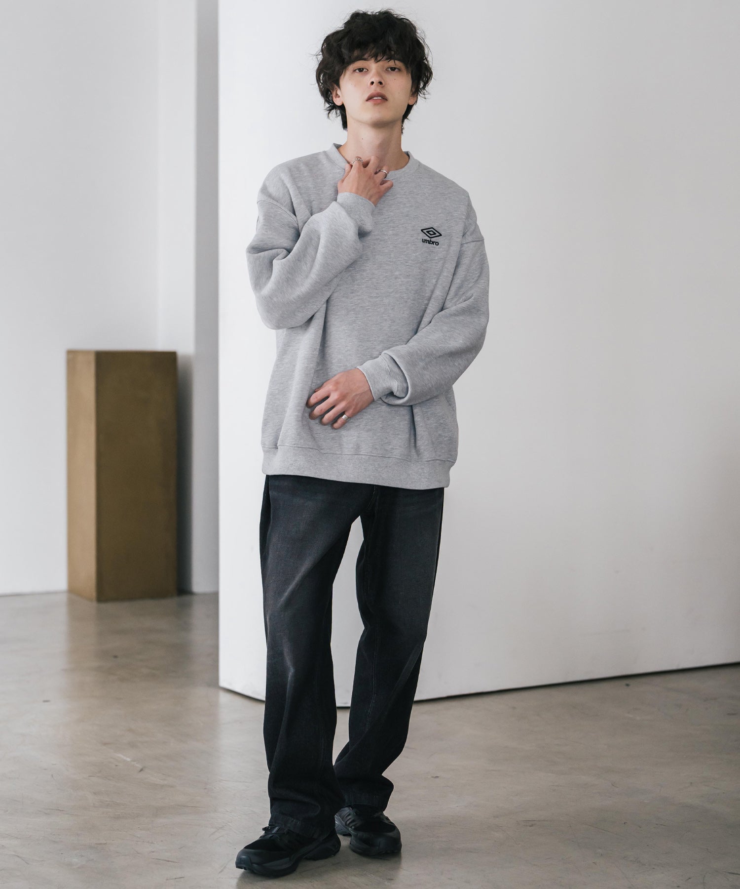 ロッキーモンロー Rocky Monroe UMBRO アンブロ スウェット 裏起毛 長袖 メンズ レディース トレーナー オーバーサイズ ワンポイント ロゴ刺繍 別注 カジュアル ストリート 14940 （チャコール） チャコール