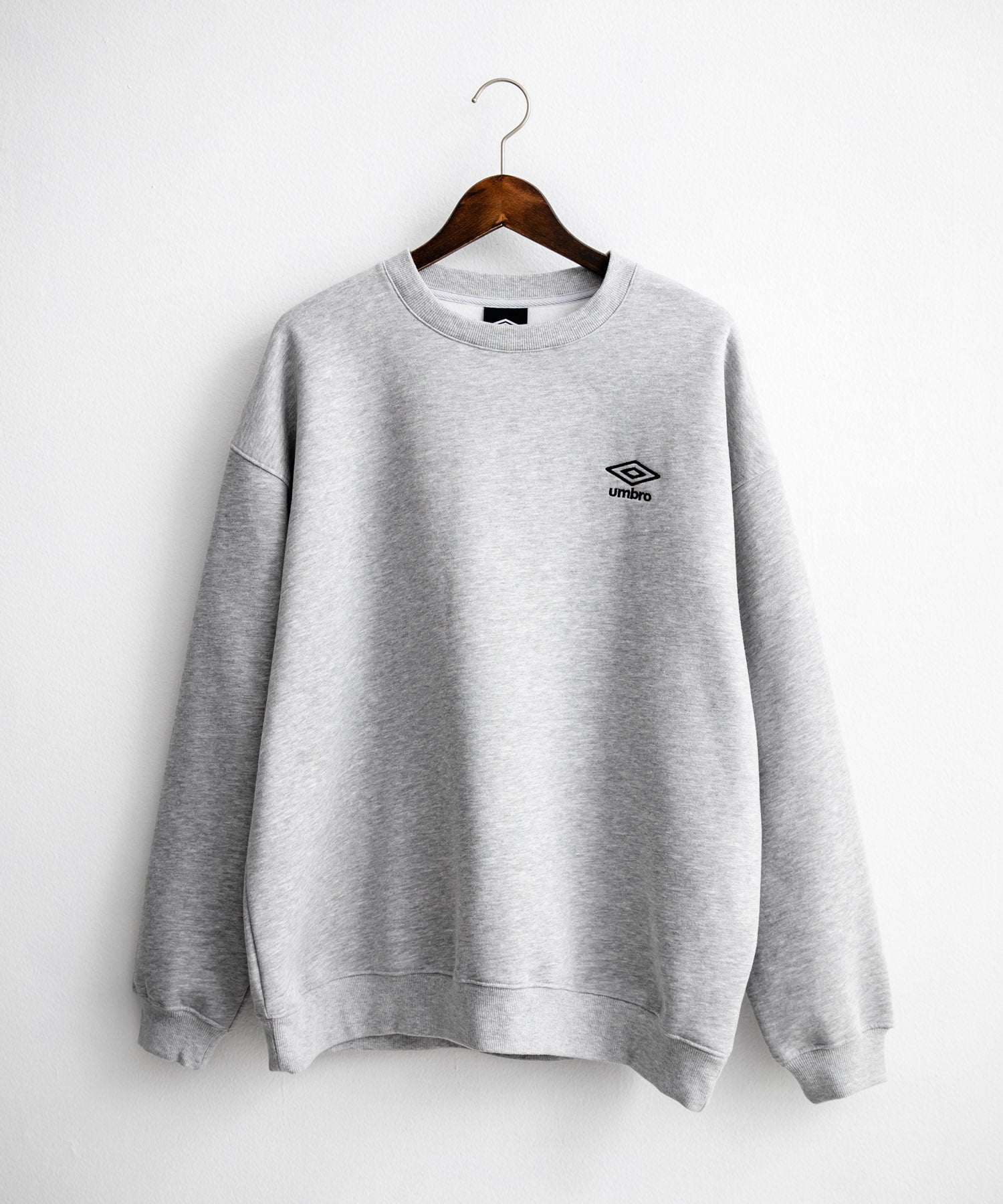ロッキーモンロー Rocky Monroe UMBRO アンブロ スウェット 裏起毛 長袖 メンズ レディース トレーナー オーバーサイズ ワンポイント ロゴ刺繍 別注 カジュアル ストリート 14940 （チャコール） チャコール