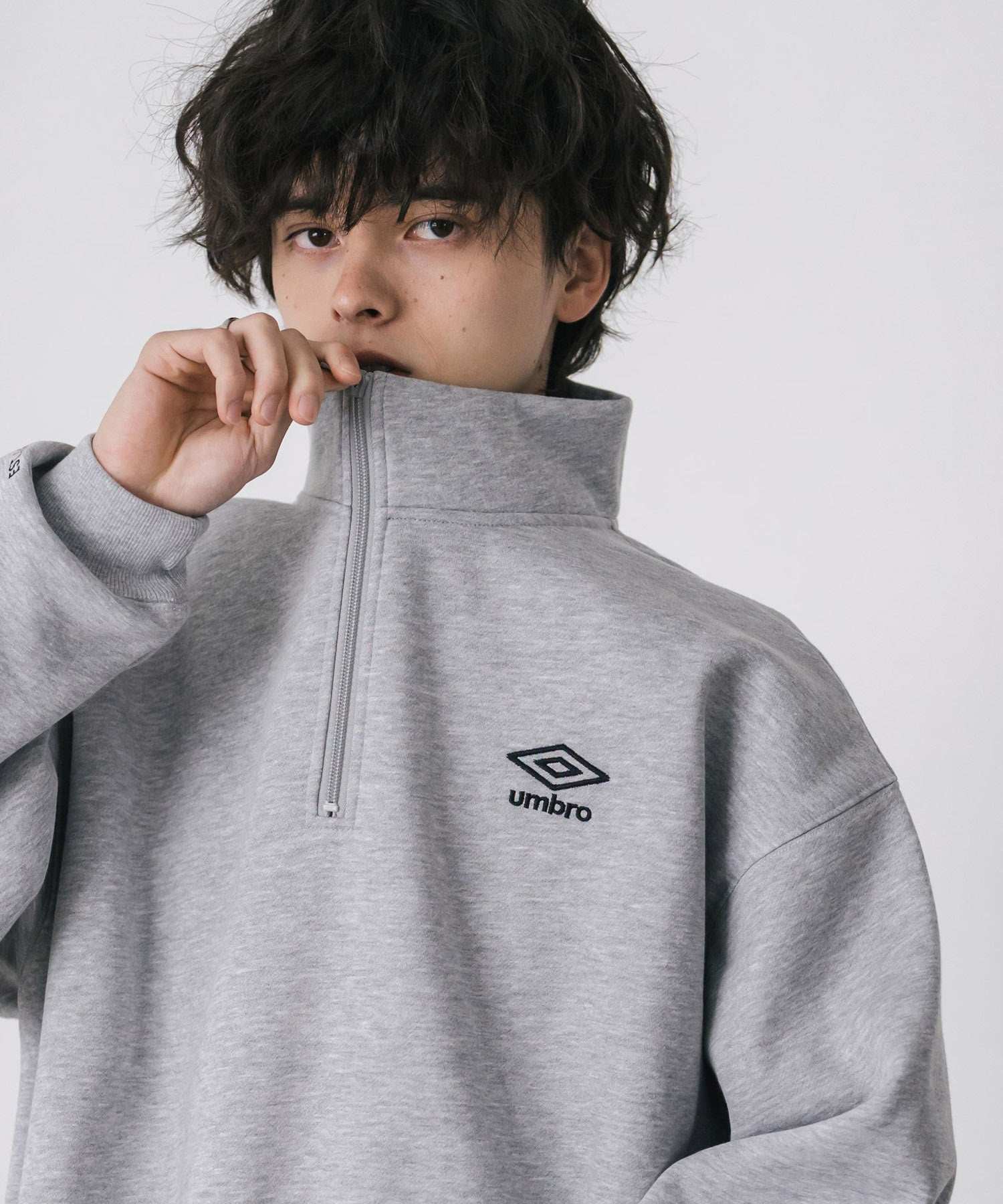 ロッキーモンロー Rocky Monroe UMBRO アンブロ スウェット 裏起毛 長袖 メンズ レディース トレーナー ハーフジップ プルオーバー オーバーサイズ ロゴ刺繍 別注コラボ 14942 （杢グレー） 杢グレー