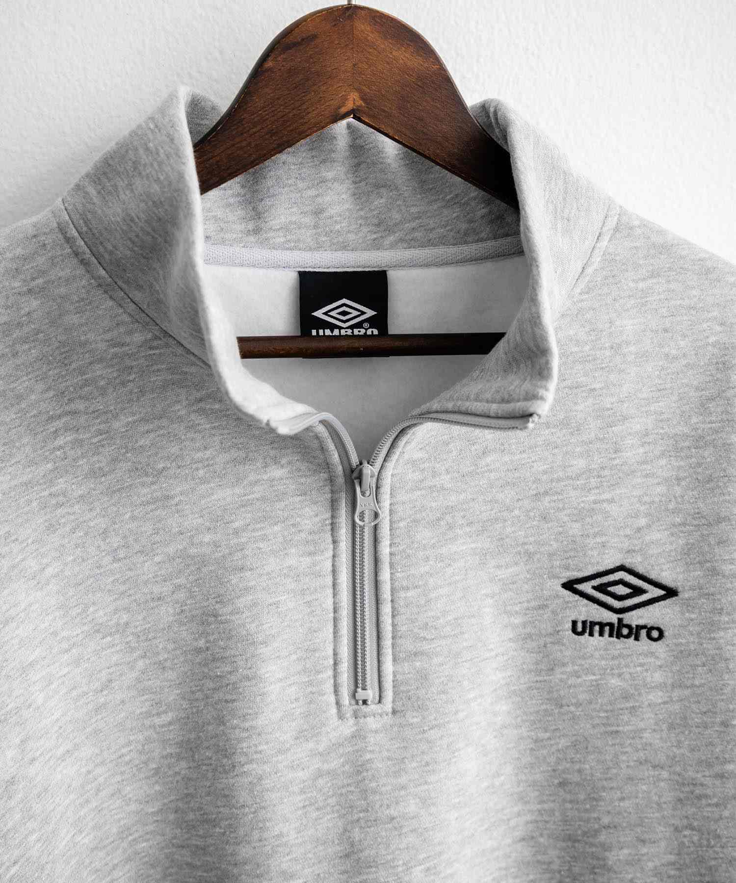 ロッキーモンロー Rocky Monroe UMBRO アンブロ スウェット 裏起毛 長袖 メンズ レディース トレーナー ハーフジップ プルオーバー オーバーサイズ ロゴ刺繍 別注コラボ 14942 （杢グレー） 杢グレー