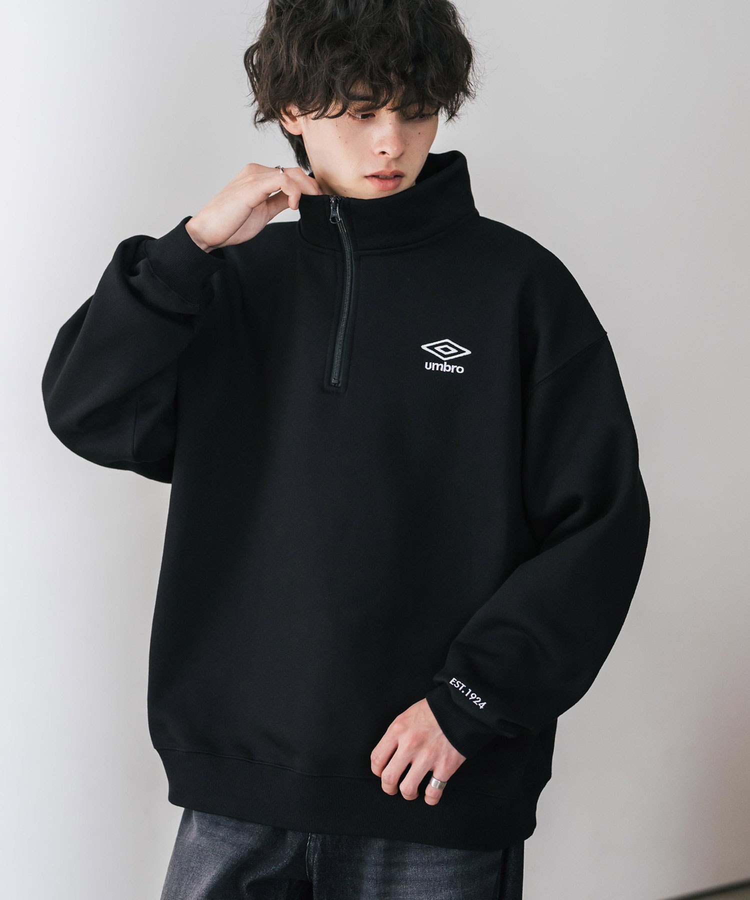 ロッキーモンロー Rocky Monroe UMBRO アンブロ スウェット 裏起毛 長袖 メンズ レディース トレーナー ハーフジップ プルオーバー オーバーサイズ ロゴ刺繍 別注コラボ 14942 （ブラック） ブラック