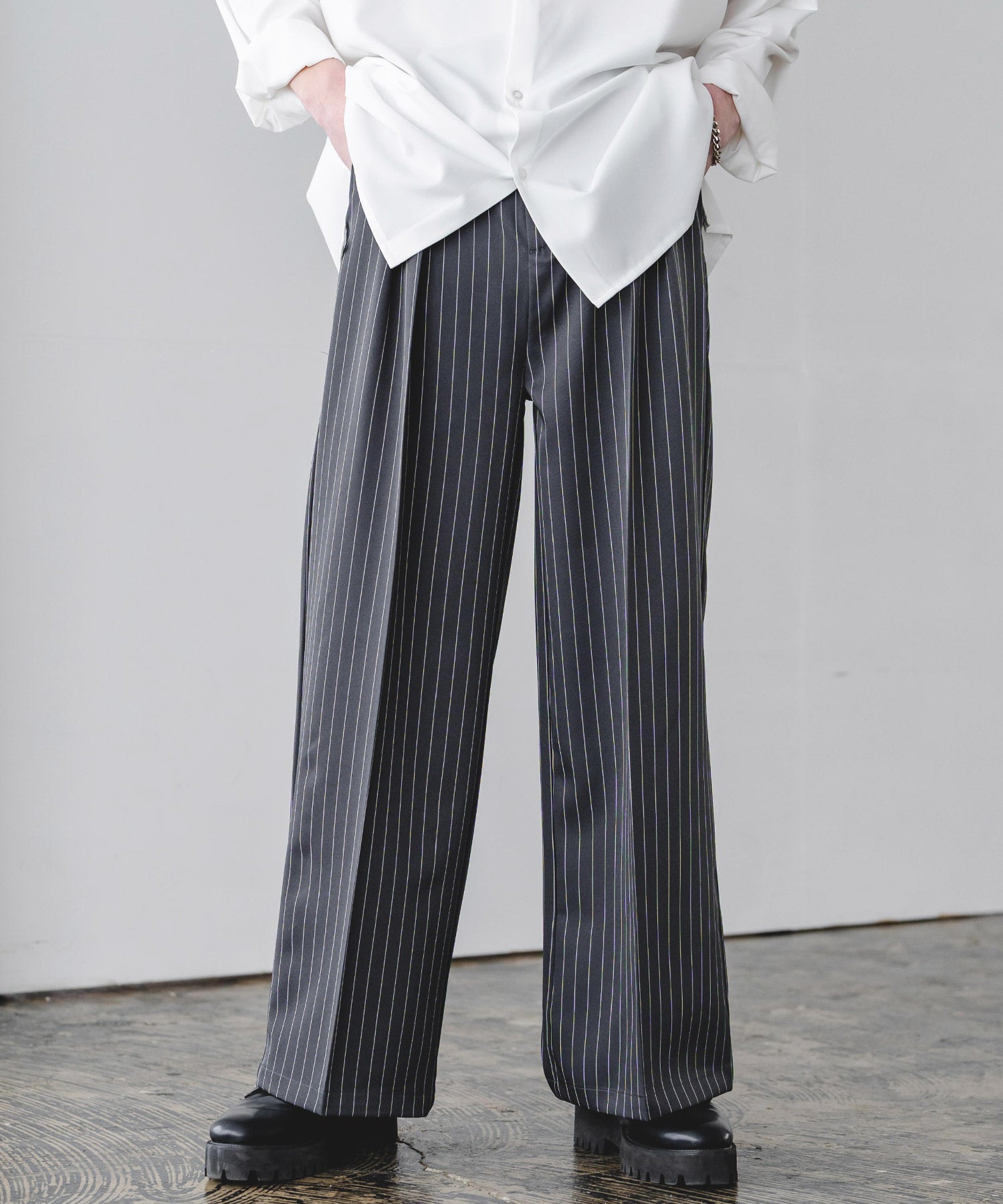 ロッキーモンロー Rocky Monroe ワイドスラックス セミワイド メンズ イージー ストレート 2タック ストレッチ センタープレス 無地 ピンストライプ リラックス ゆったり カジュアル 15248 （グレーストライプ） グレーストライプ