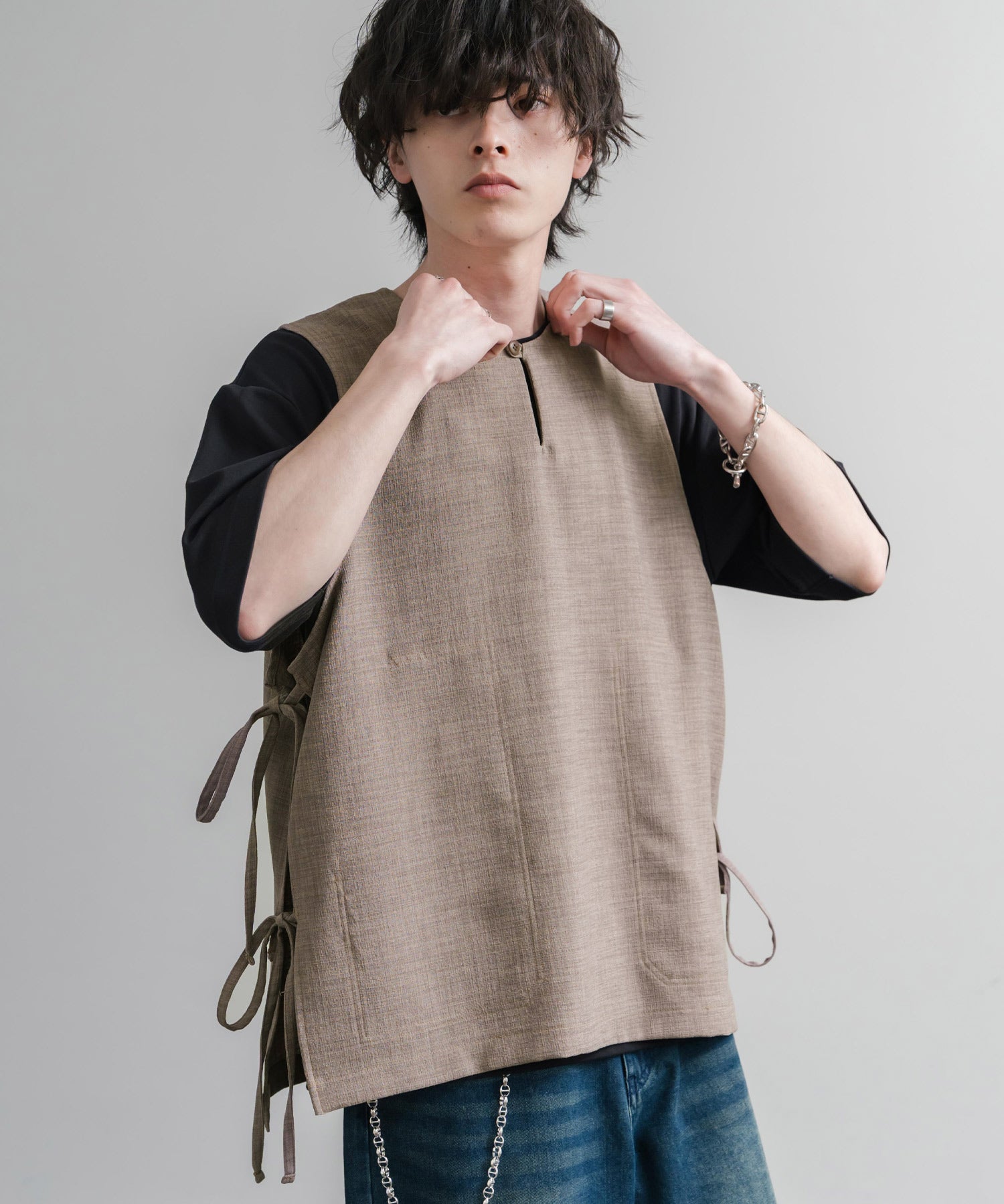 ロッキーモンロー Rocky Monroe ベスト プルオーバー メンズ キーネック リネンライク Reflax 多機能 吸水速乾 無地 日本製 国産 Upscape Audience AUD7394 15861 （モカ） モカ