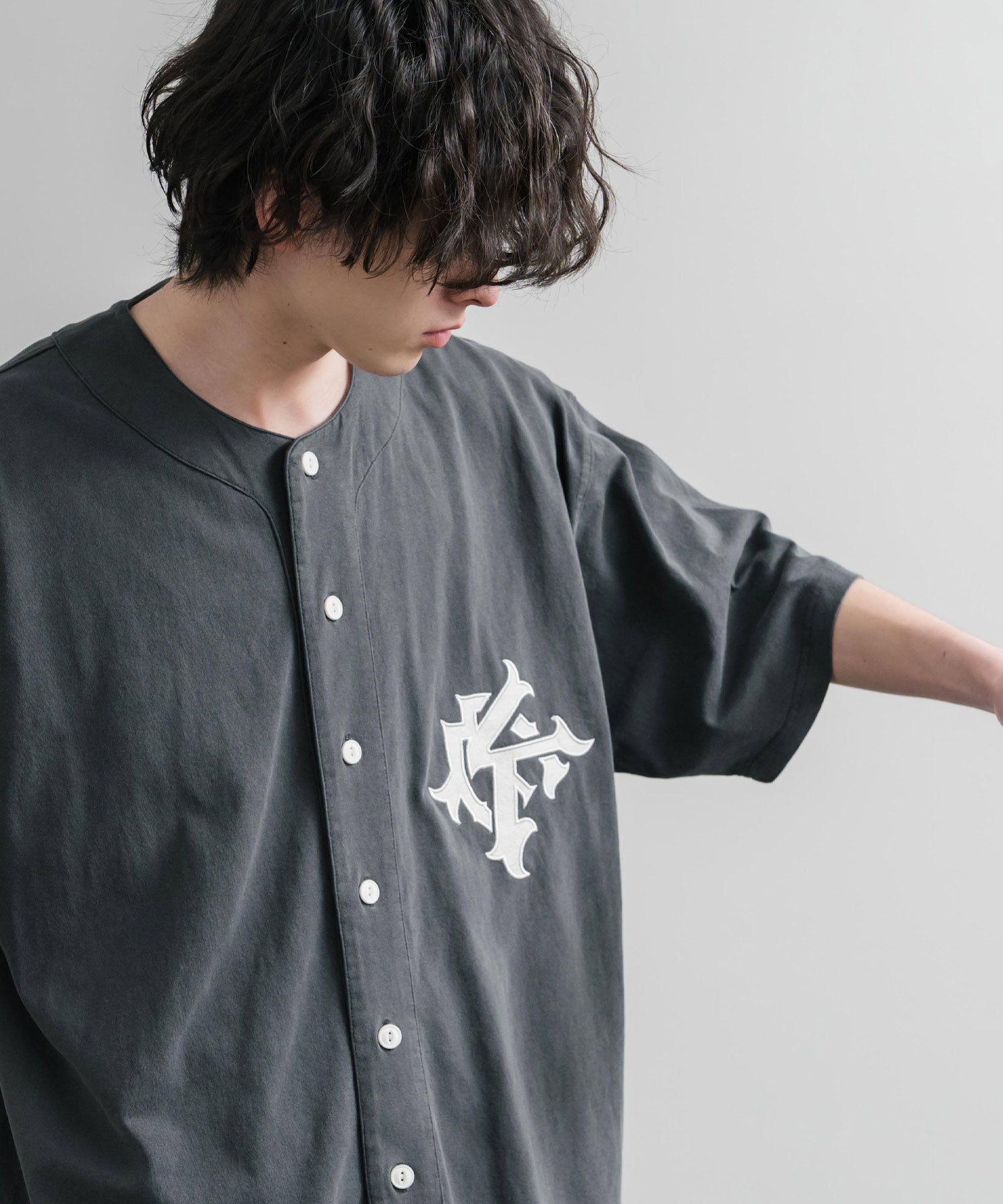 ロッキーモンロー Rocky Monroe ベースボールシャツ 半袖 ピグメント加工 メンズ レディース 刺繍 オーバーサイズ ビッグシルエット ルーズ KRIFF MAYER 2547200 15908 （17.チャコール） 17.チャコール
