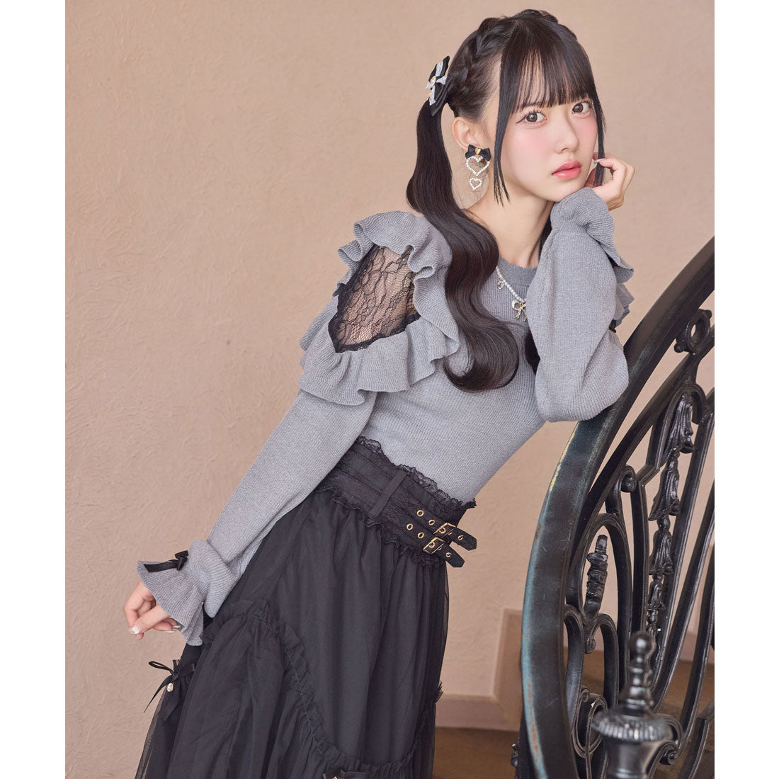 ロジータ ROJITA ネックレス付肩ボリュームフリルニットトップス （グレー） グレー