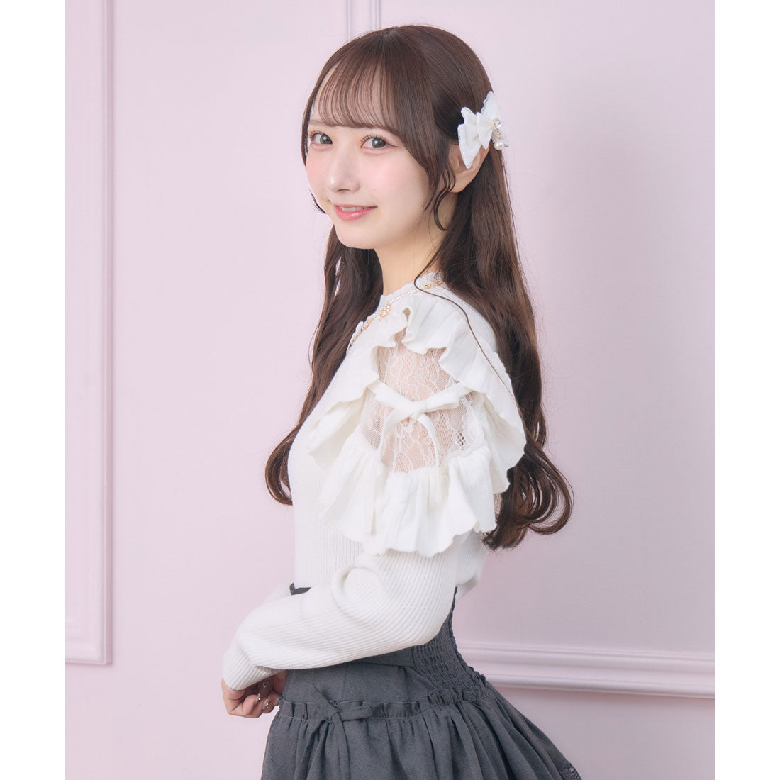 ロジータ ROJITA ネックレス付肩フリルニット （ホワイト） ホワイト