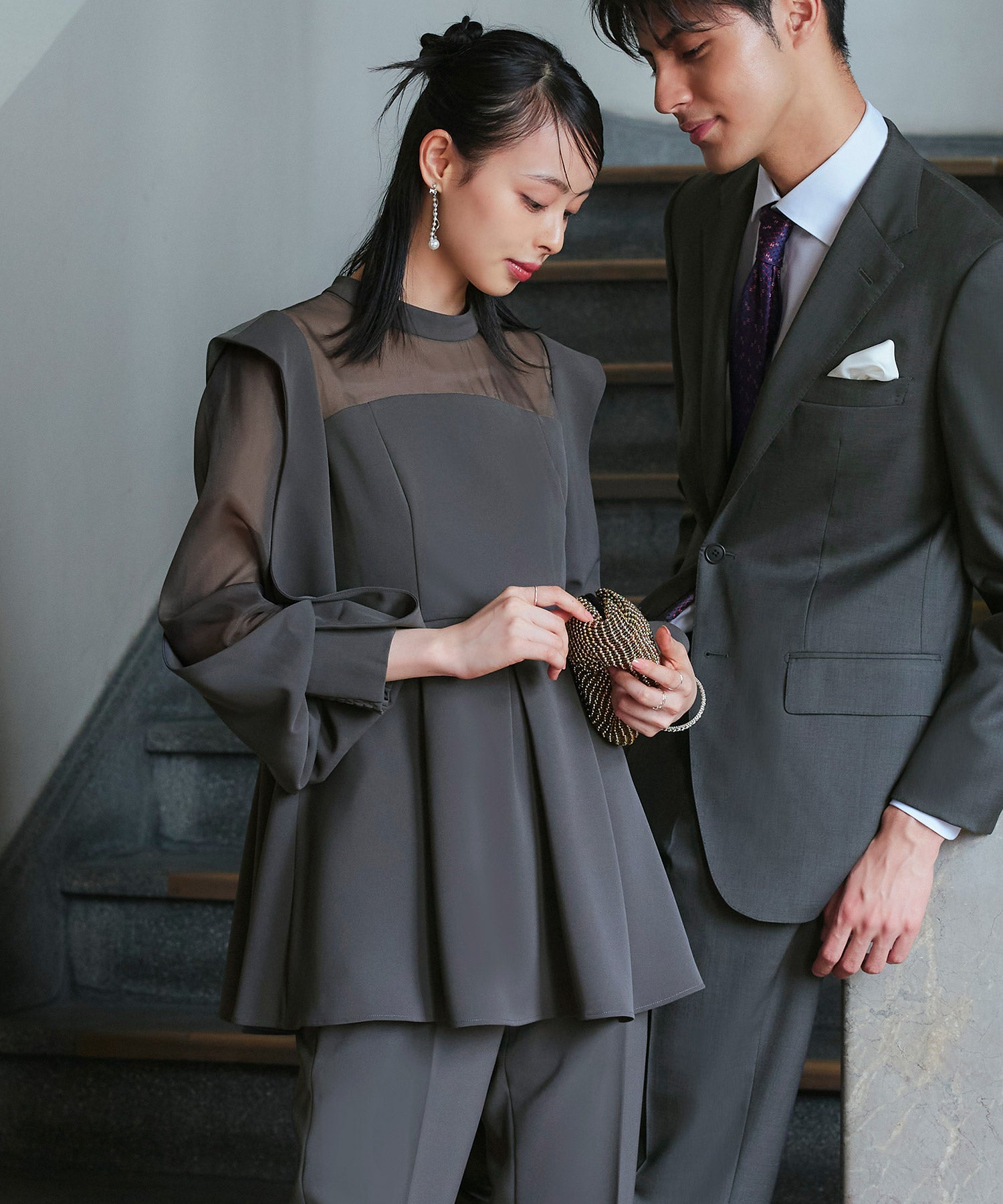 ルイルエブティック RUIRUE BOUTIQUE オケージョンドレス 結婚式 ｜ スリットスリーブペプラムトップス＆ テーパードパンツ セットアップ ｜ パーティードレス ワンピース ドレス フォーマル オケージョン お呼ばれ 美脚効果 （チャコール） チャコール