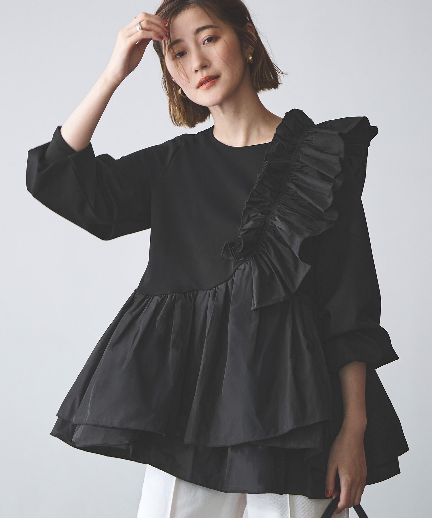 ルイルエブティック RUIRUE BOUTIQUE 洗える ｜ ショルダー フリル ペプラム TOPS ｜ 長袖 トップス 二の腕カバー 体型カバー 袖ボリューム オフィスカジュアル 通勤服 華やか カットソー ブラウス （ブラック） ブラック