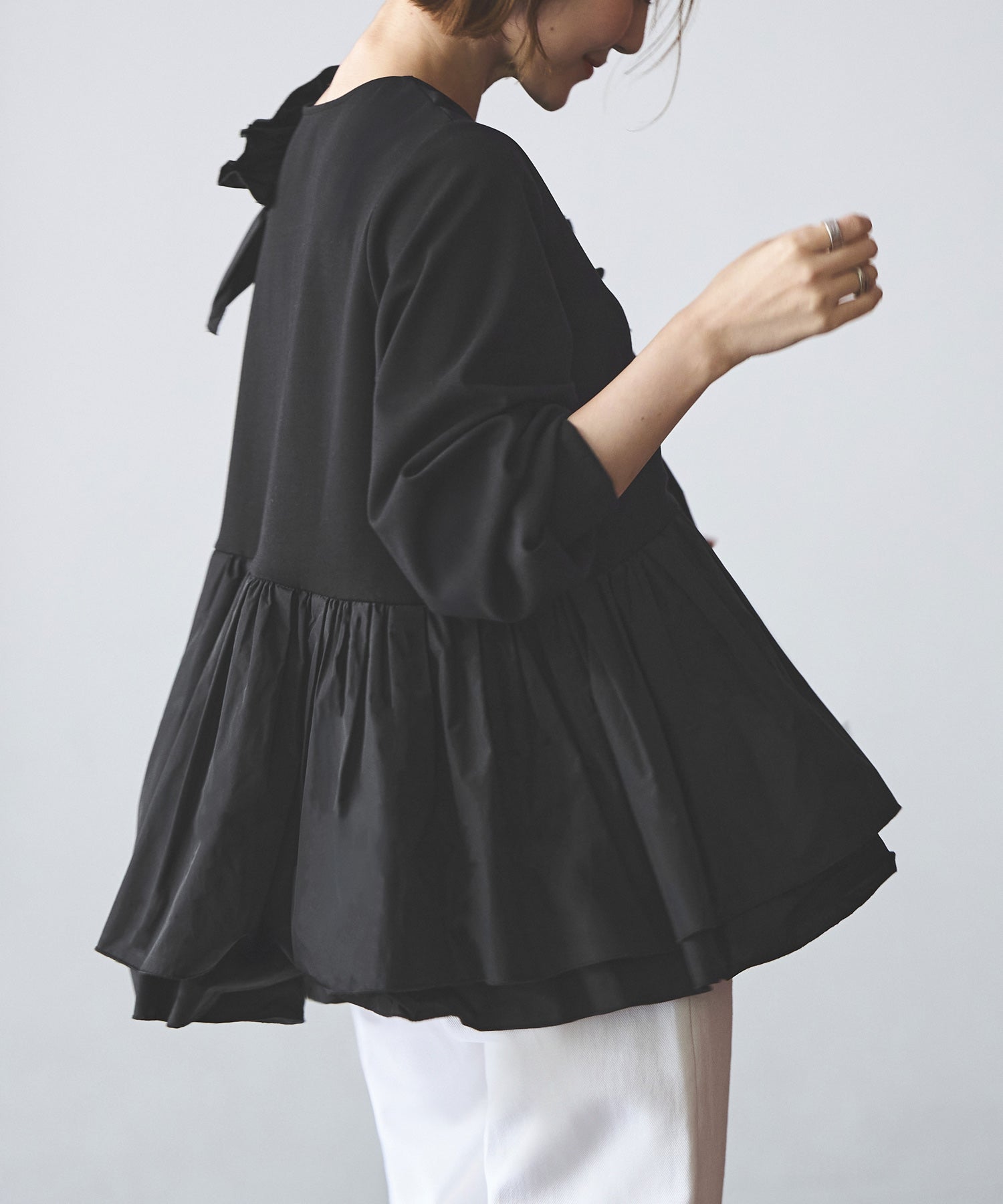 ルイルエブティック RUIRUE BOUTIQUE 洗える ｜ ショルダー フリル ペプラム TOPS ｜ 長袖 トップス 二の腕カバー 体型カバー 袖ボリューム オフィスカジュアル 通勤服 華やか カットソー ブラウス （ブラック） ブラック
