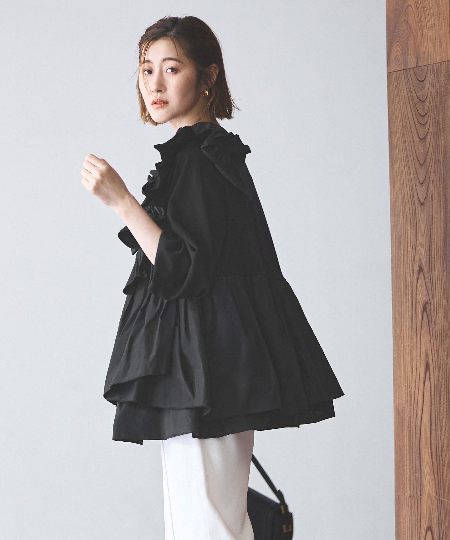 ルイルエブティック RUIRUE BOUTIQUE 洗える ｜ ショルダー フリル ペプラム TOPS ｜ 長袖 トップス 二の腕カバー 体型カバー 袖ボリューム オフィスカジュアル 通勤服 華やか カットソー ブラウス （ブラック） ブラック