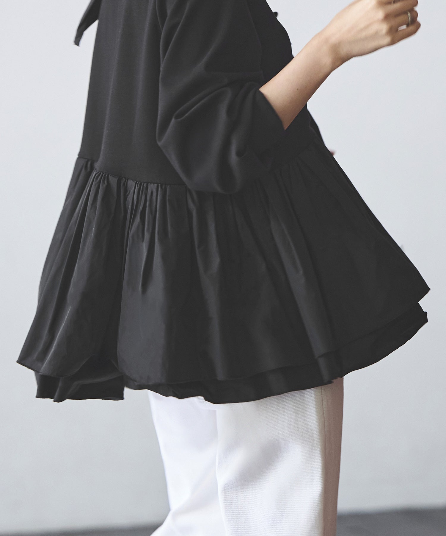 ルイルエブティック RUIRUE BOUTIQUE 洗える ｜ ショルダー フリル ペプラム TOPS ｜ 長袖 トップス 二の腕カバー 体型カバー 袖ボリューム オフィスカジュアル 通勤服 華やか カットソー ブラウス （ブラック） ブラック