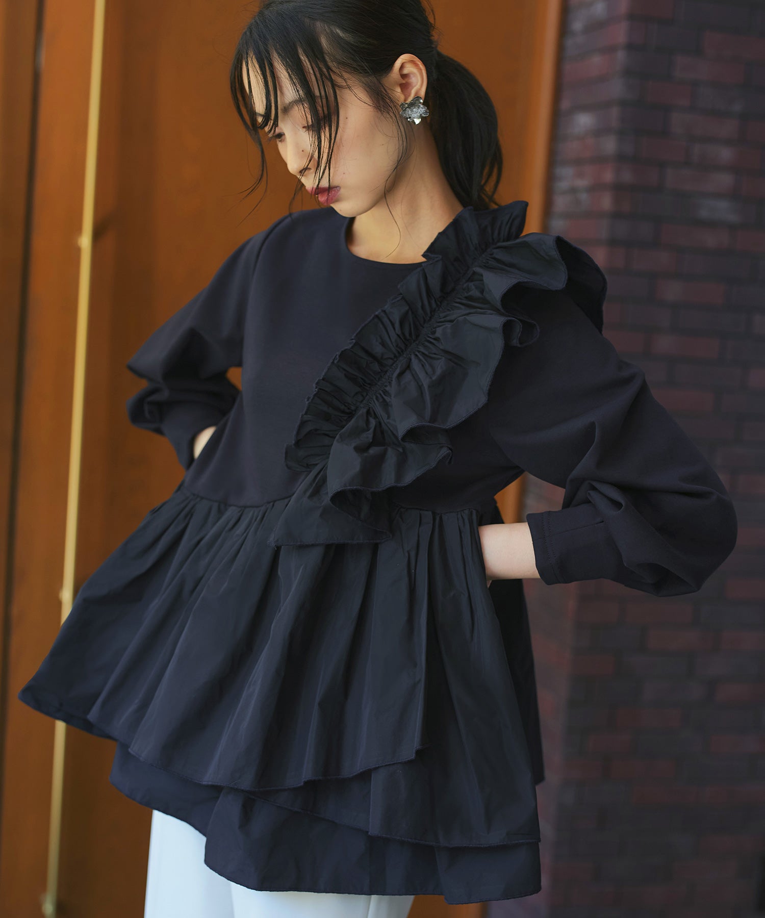 ルイルエブティック RUIRUE BOUTIQUE 洗える ｜ ショルダー フリル ペプラム TOPS ｜ 長袖 トップス 二の腕カバー 体型カバー 袖ボリューム オフィスカジュアル 通勤服 華やか カットソー ブラウス （ネイビー） ネイビー