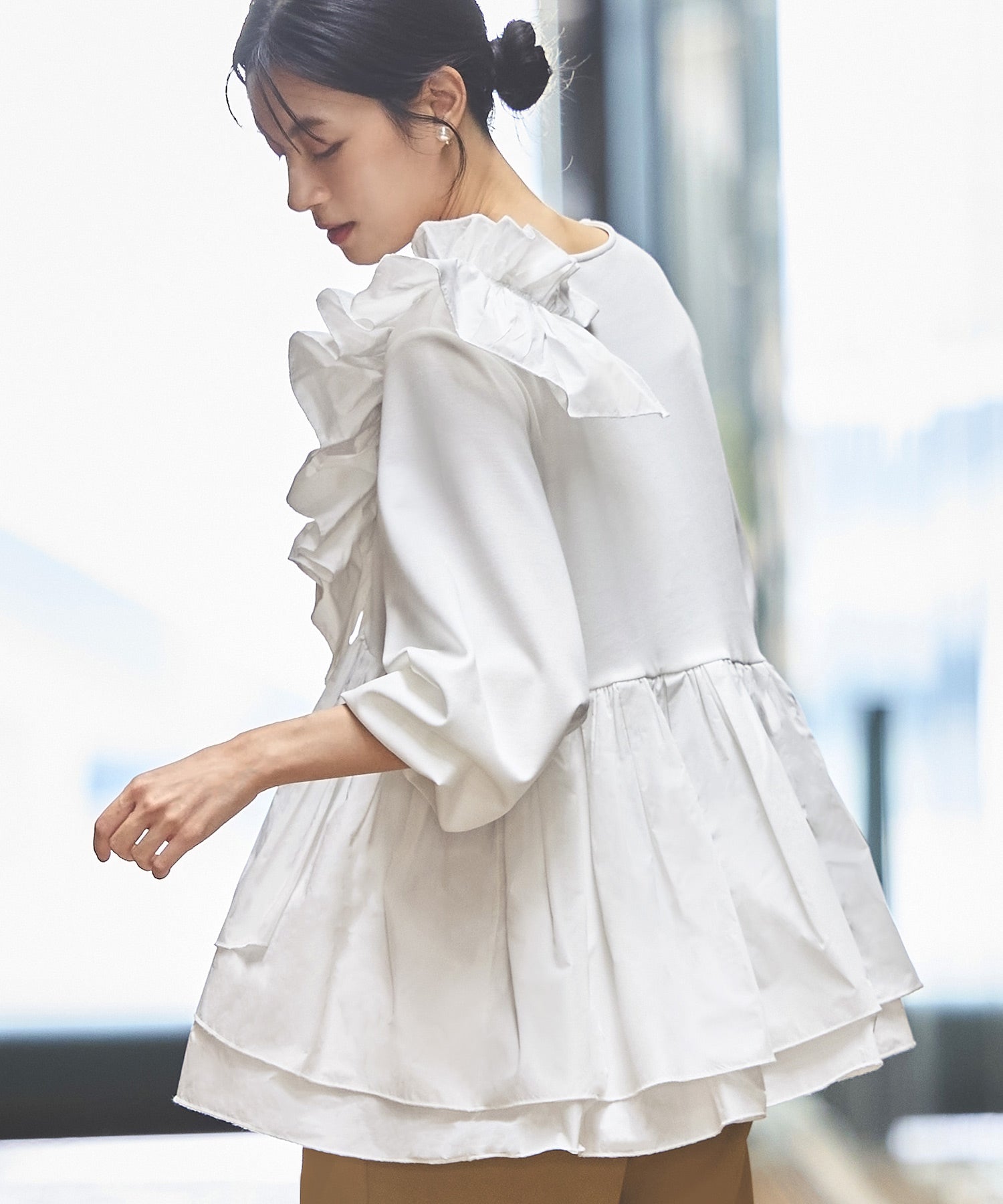 ルイルエブティック RUIRUE BOUTIQUE 洗える ｜ ショルダー フリル ペプラム TOPS ｜ 長袖 トップス 二の腕カバー 体型カバー 袖ボリューム オフィスカジュアル 通勤服 華やか カットソー ブラウス （ホワイト） ホワイト