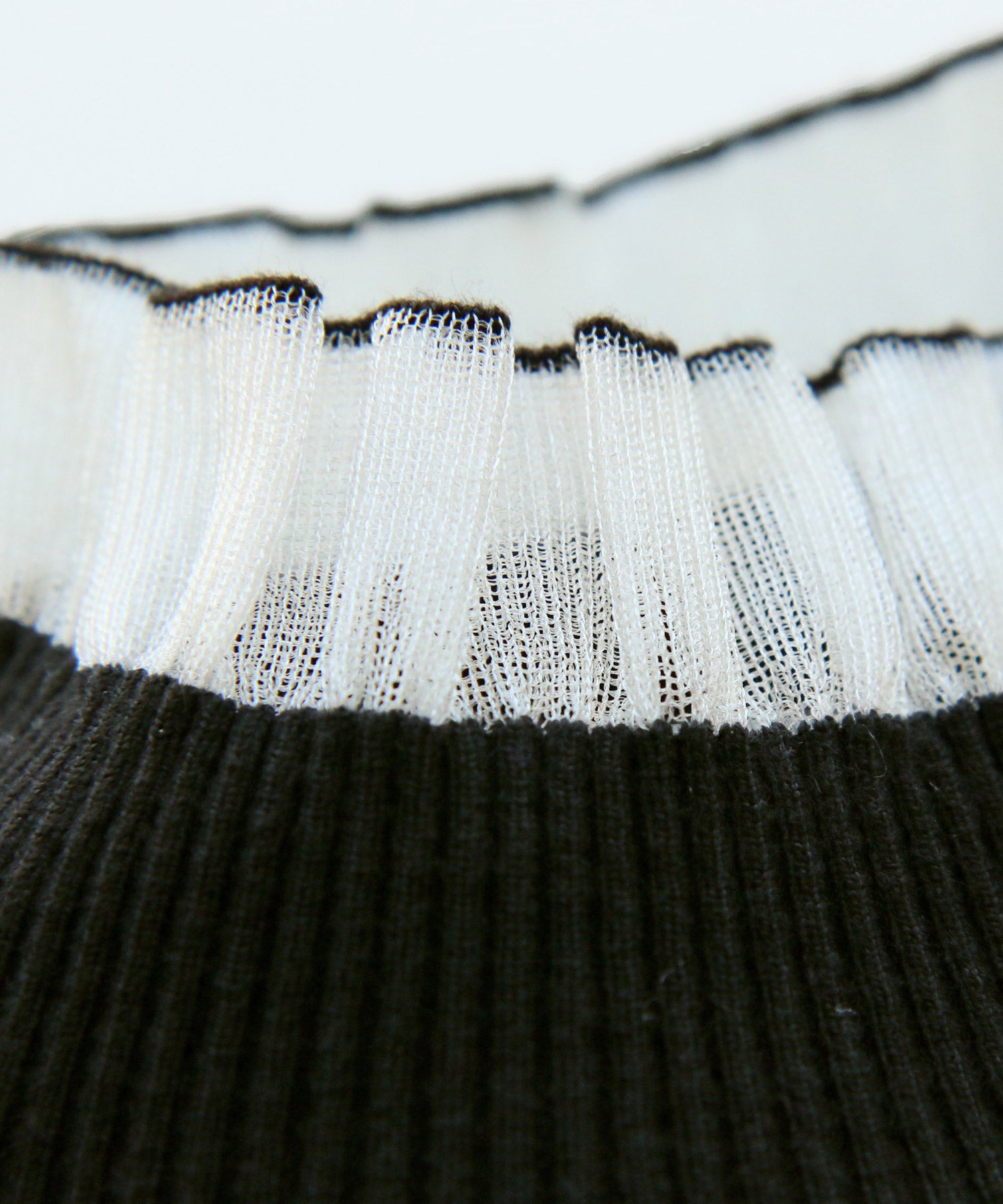 ルイルエブティック RUIRUE BOUTIQUE 洗える ｜ シアー フリル ラグラン ニット ｜ 長袖 リブニット トップス 体型カバー 袖フリル オフィスカジュアル 通勤服 ニットトップス プルオーバー セーター （ブラック×ホワイト） ブラック×ホワイト