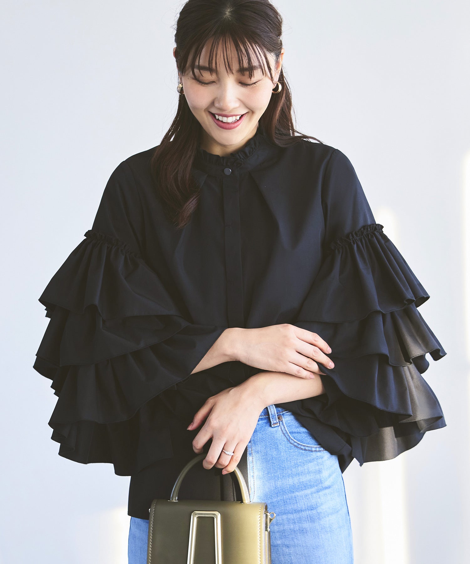 ルイルエブティック RUIRUE BOUTIQUE 洗える ｜ トリプル フリルスリーブ ブラウス ｜ レディース 体型カバー 長袖 オフィスカジュアル きれいめ 上品 無地 華やか トップス シャツ （ブラック） ブラック