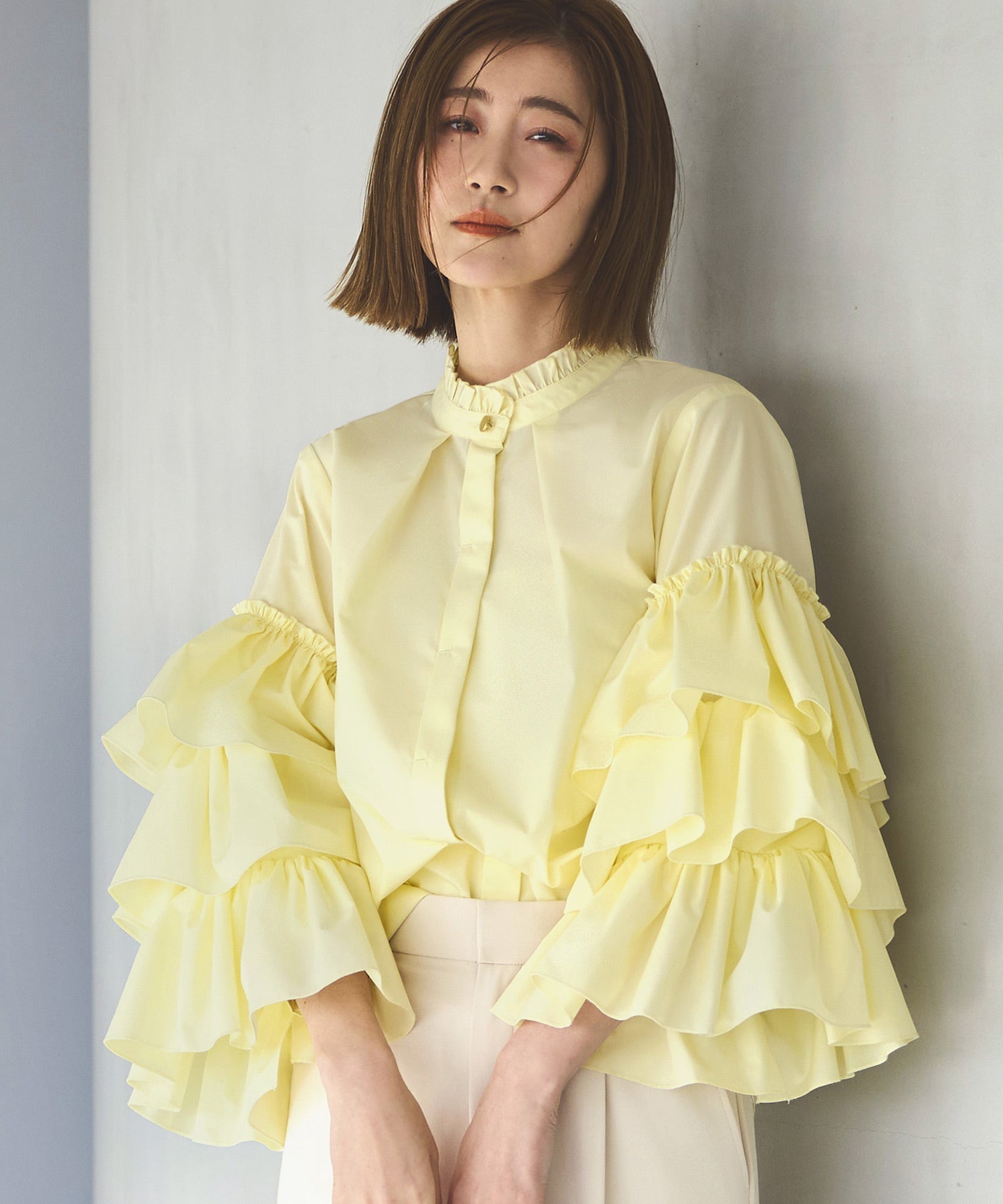 ルイルエブティック RUIRUE BOUTIQUE 洗える ｜ トリプル フリルスリーブ ブラウス ｜ レディース 体型カバー 長袖 オフィスカジュアル きれいめ 上品 無地 華やか トップス シャツ （ペールイエロー） ペールイエロー