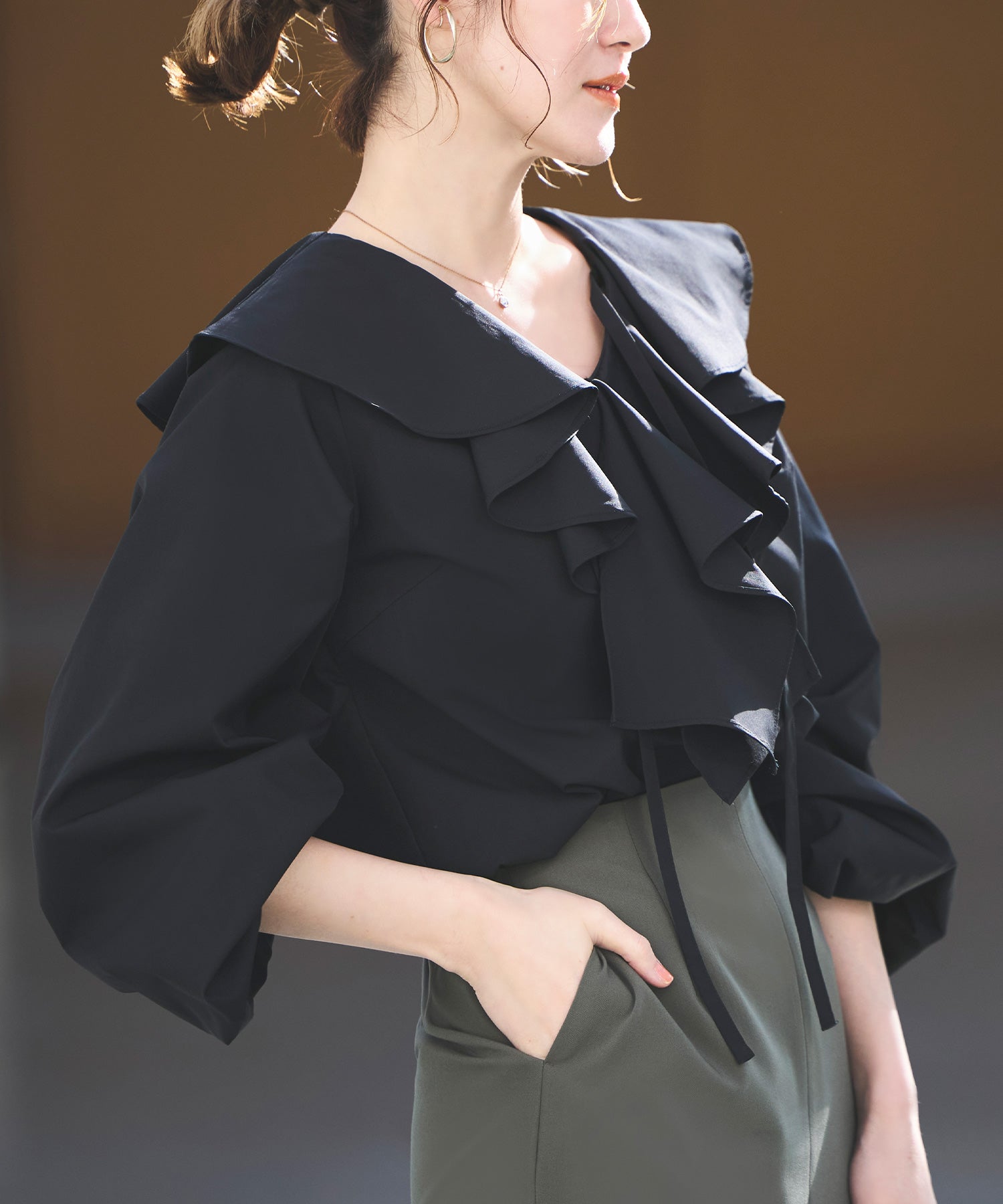 ルイルエブティック RUIRUE BOUTIQUE 洗える ｜ ラッフルフリルカラーブラウス ｜ レディース 体型カバー 長袖 オフィスカジュアル きれいめ 上品 無地 華やか トップス Vネック シャツ （ブラック） ブラック