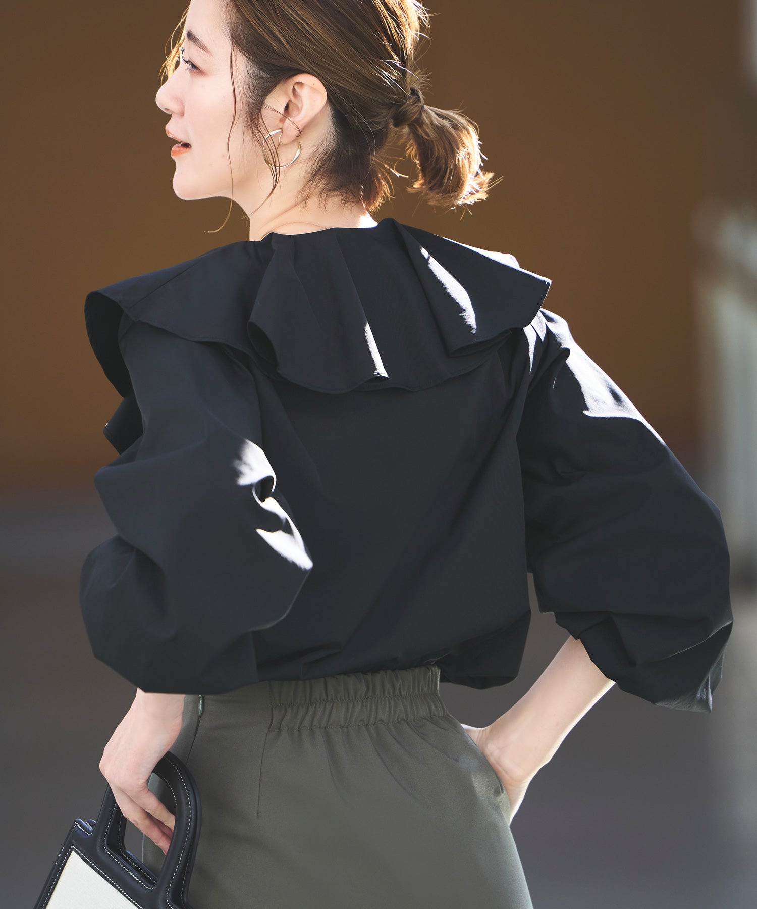 ルイルエブティック RUIRUE BOUTIQUE 洗える ｜ ラッフルフリルカラーブラウス ｜ レディース 体型カバー 長袖 オフィスカジュアル きれいめ 上品 無地 華やか トップス Vネック シャツ （ブラック） ブラック