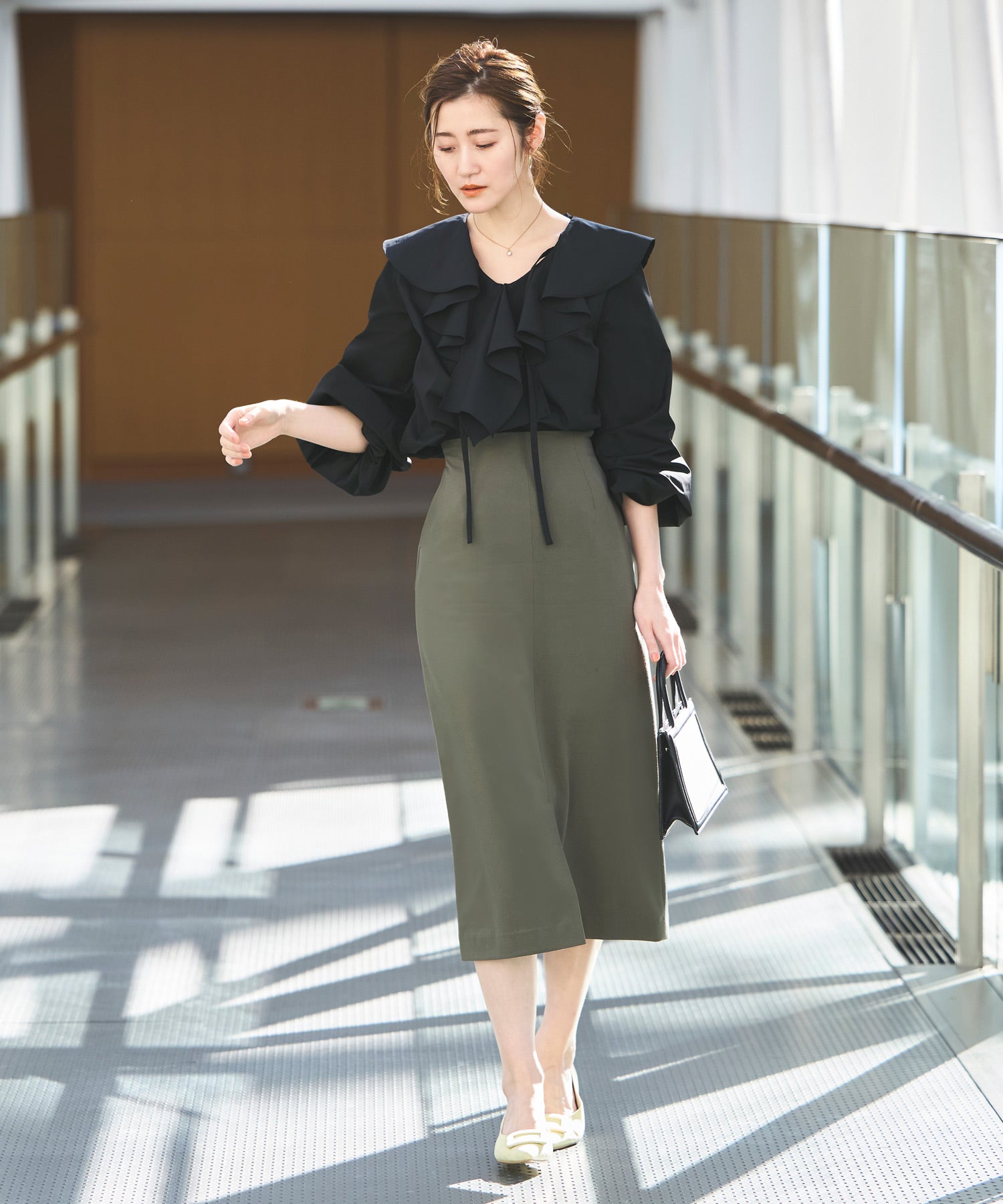 ルイルエブティック RUIRUE BOUTIQUE 洗える ｜ ラッフルフリルカラーブラウス ｜ レディース 体型カバー 長袖 オフィスカジュアル きれいめ 上品 無地 華やか トップス Vネック シャツ （ブラック） ブラック