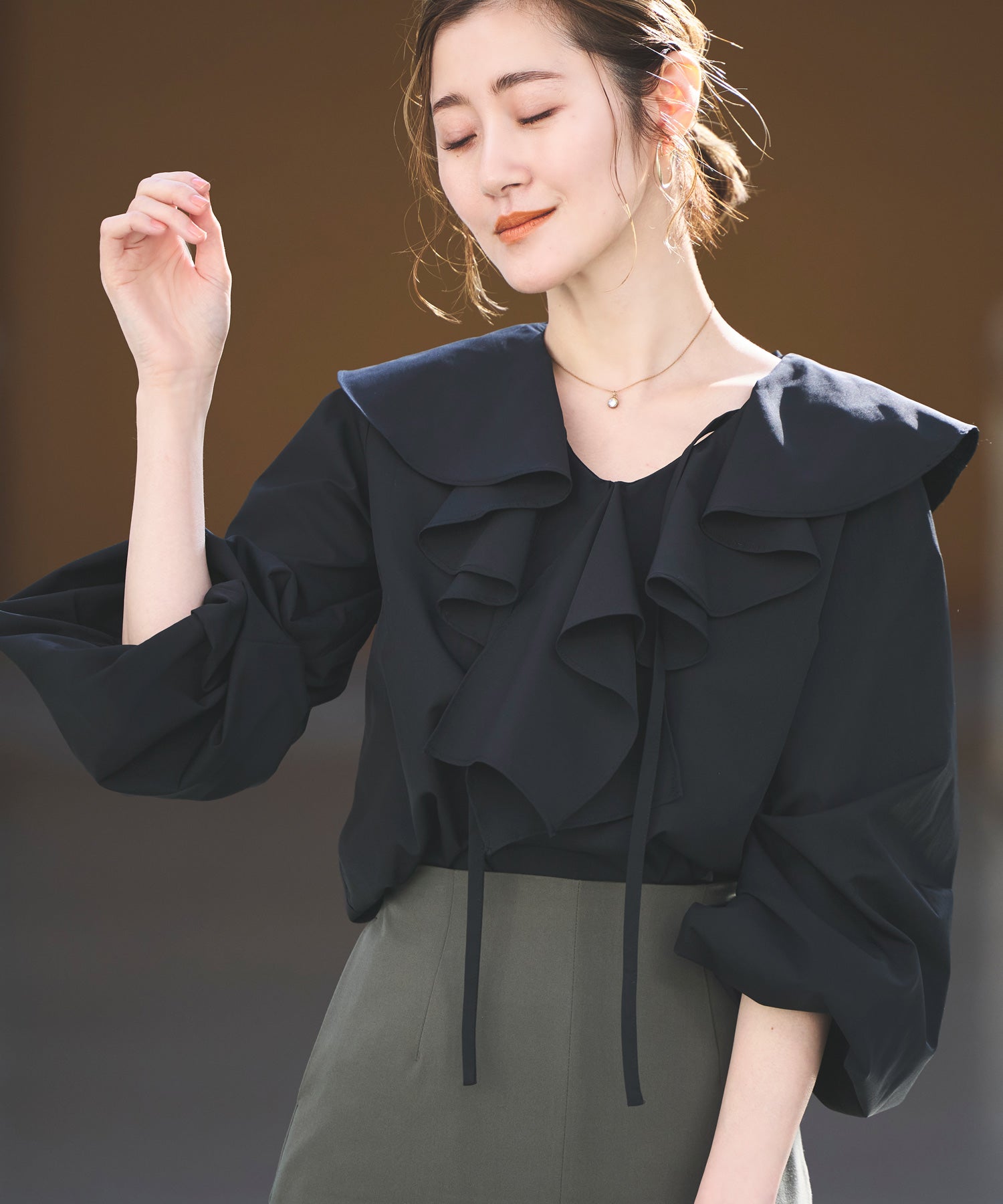 ルイルエブティック RUIRUE BOUTIQUE 洗える ｜ ラッフルフリルカラーブラウス ｜ レディース 体型カバー 長袖 オフィスカジュアル きれいめ 上品 無地 華やか トップス Vネック シャツ （ブラック） ブラック