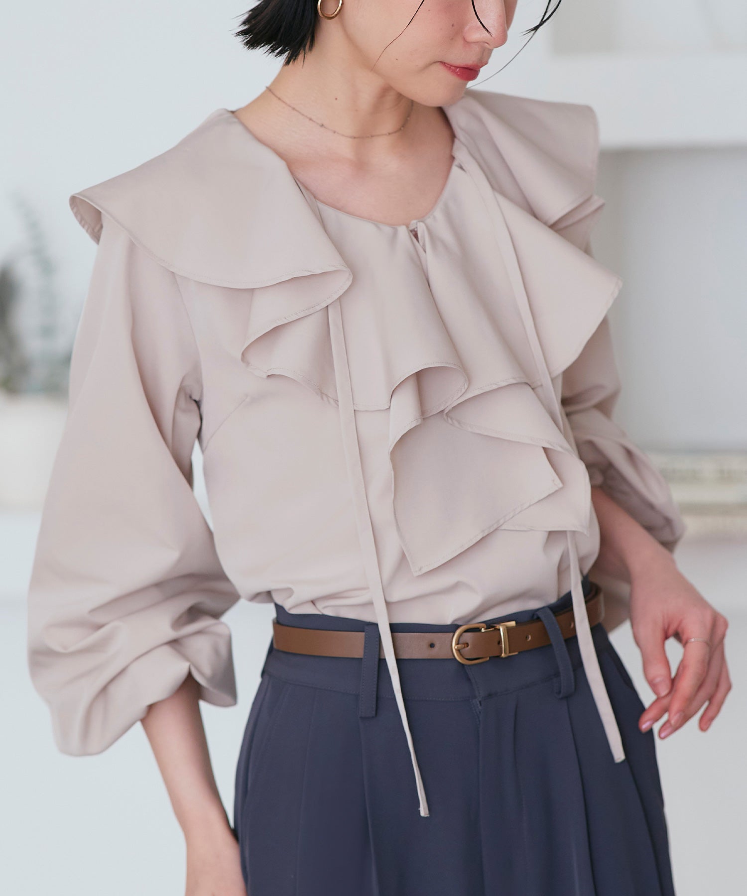 ルイルエブティック RUIRUE BOUTIQUE 洗える ｜ ラッフルフリルカラーブラウス ｜ レディース 体型カバー 長袖 オフィスカジュアル きれいめ 上品 無地 華やか トップス Vネック シャツ （ローズグレー） ローズグレー