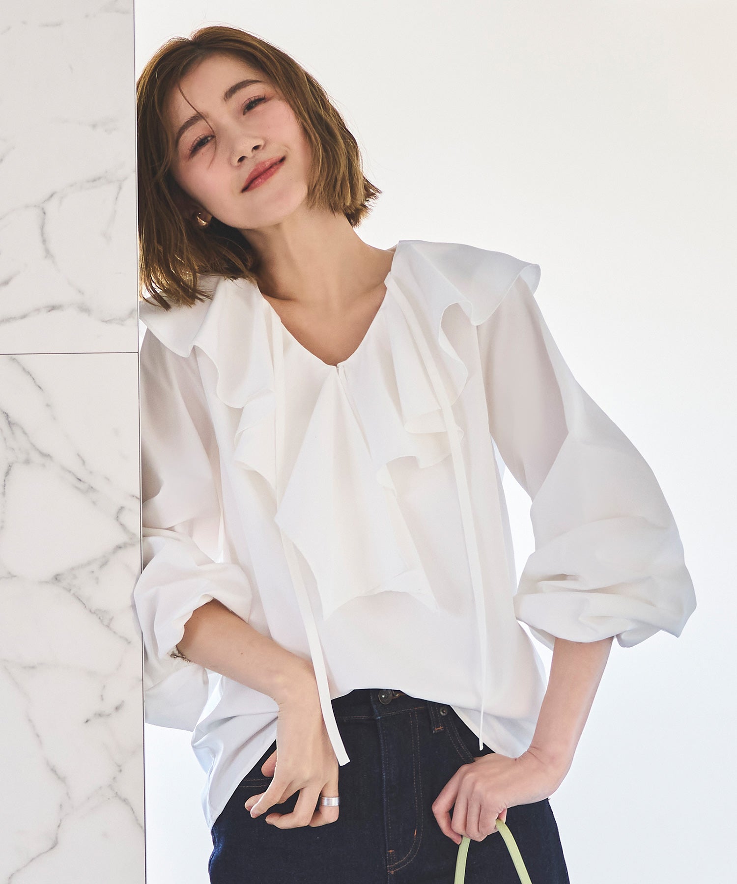 ルイルエブティック RUIRUE BOUTIQUE 洗える ｜ ラッフルフリルカラーブラウス ｜ レディース 体型カバー 長袖 オフィスカジュアル きれいめ 上品 無地 華やか トップス Vネック シャツ （ホワイト） ホワイト
