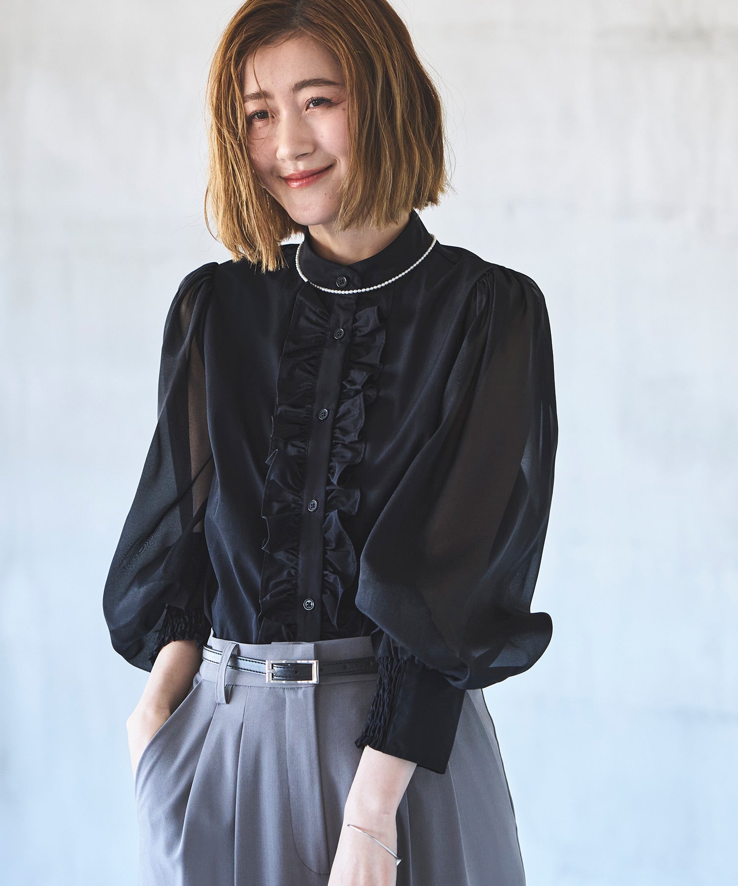 ルイルエブティック RUIRUE BOUTIQUE 洗える ｜ オーガンジー スリーブ フロントフリル ブラウス ｜ レディース 体型カバー 長袖 オフィスカジュアル きれいめ 上品 無地 華やか トップス シャツ （ブラック） ブラック