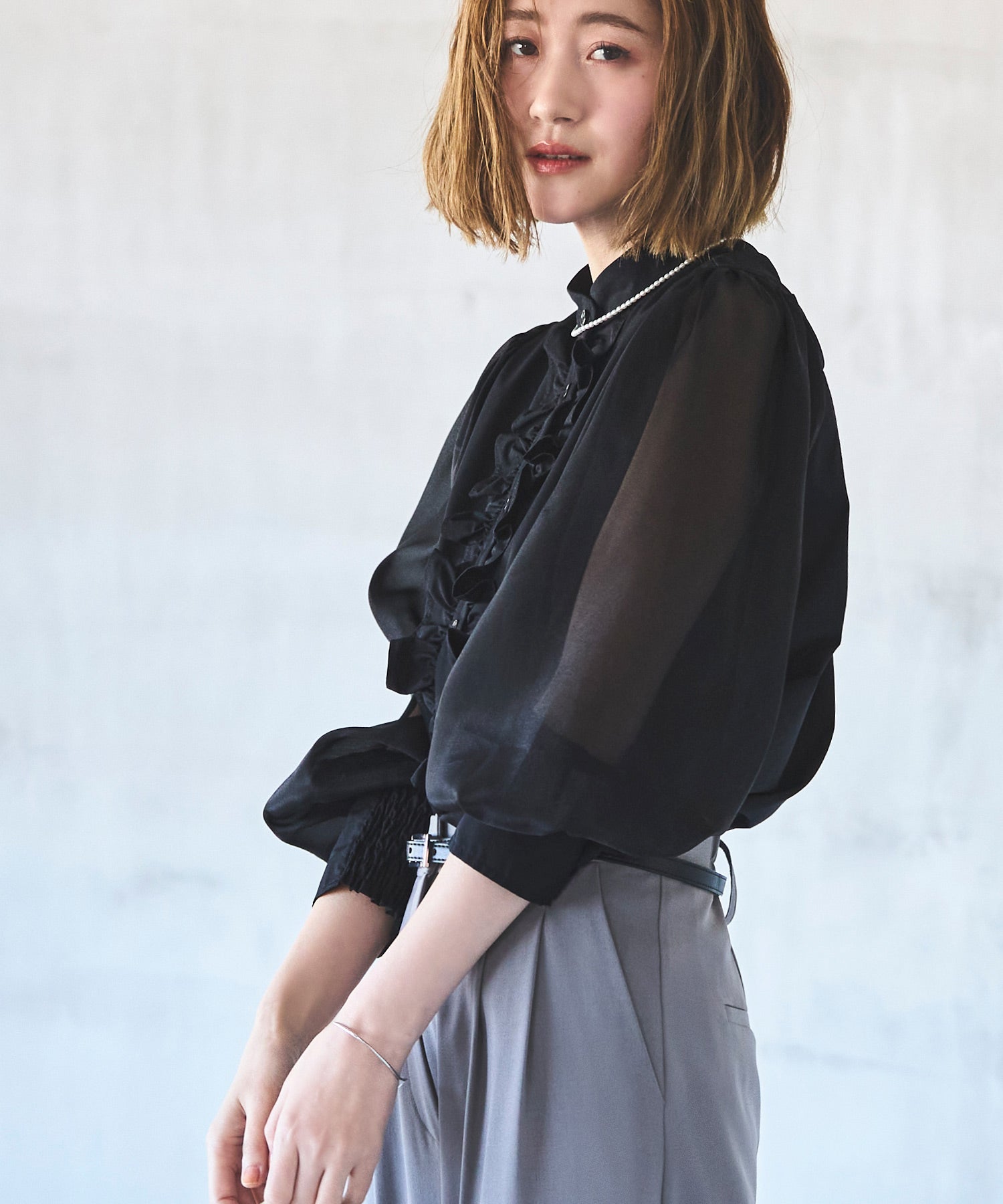 ルイルエブティック RUIRUE BOUTIQUE 洗える ｜ オーガンジー スリーブ フロントフリル ブラウス ｜ レディース 体型カバー 長袖 オフィスカジュアル きれいめ 上品 無地 華やか トップス シャツ （ブラック） ブラック