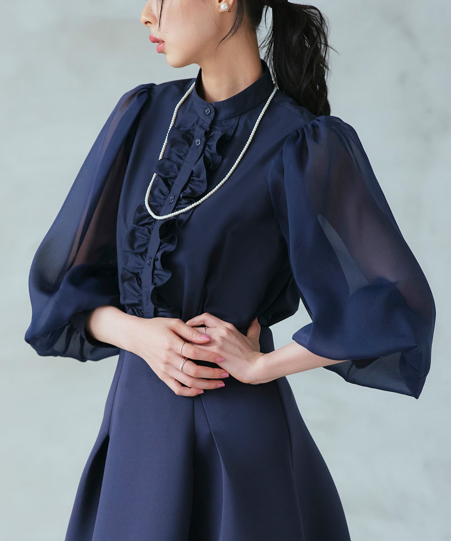 ルイルエブティック RUIRUE BOUTIQUE 洗える ｜ オーガンジー スリーブ フロントフリル ブラウス ｜ レディース 体型カバー 長袖 オフィスカジュアル きれいめ 上品 無地 華やか トップス シャツ （ダークネイビー） ダークネイビー