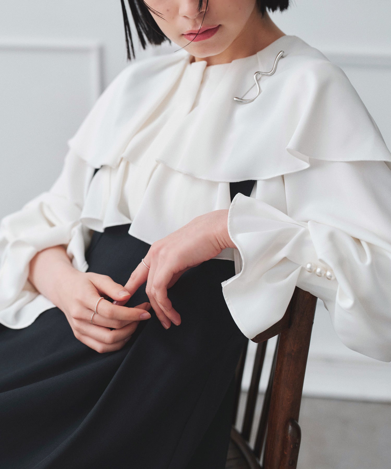 ルイルエブティック RUIRUE BOUTIQUE ケープカラーフリルブラウス＆ハイウエストジャンパースカートセット（ホワイト×ネイビー） ホワイト×ネイビー