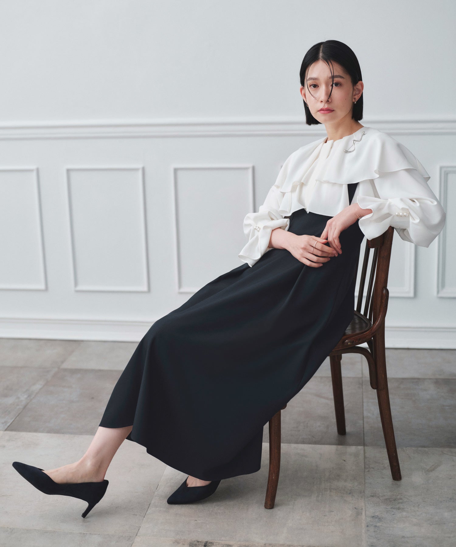 ルイルエブティック RUIRUE BOUTIQUE ケープカラーフリルブラウス＆ハイウエストジャンパースカートセット（ホワイト×ネイビー） ホワイト×ネイビー