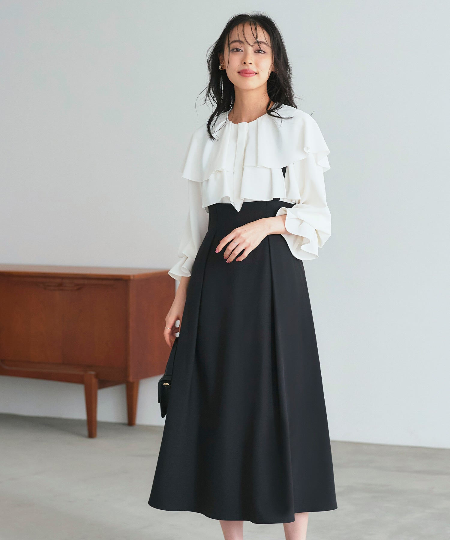 ルイルエブティック RUIRUE BOUTIQUE ケープカラーフリルブラウス＆ハイウエストジャンパースカートセット（ホワイト×ブラック） ホワイト×ブラック