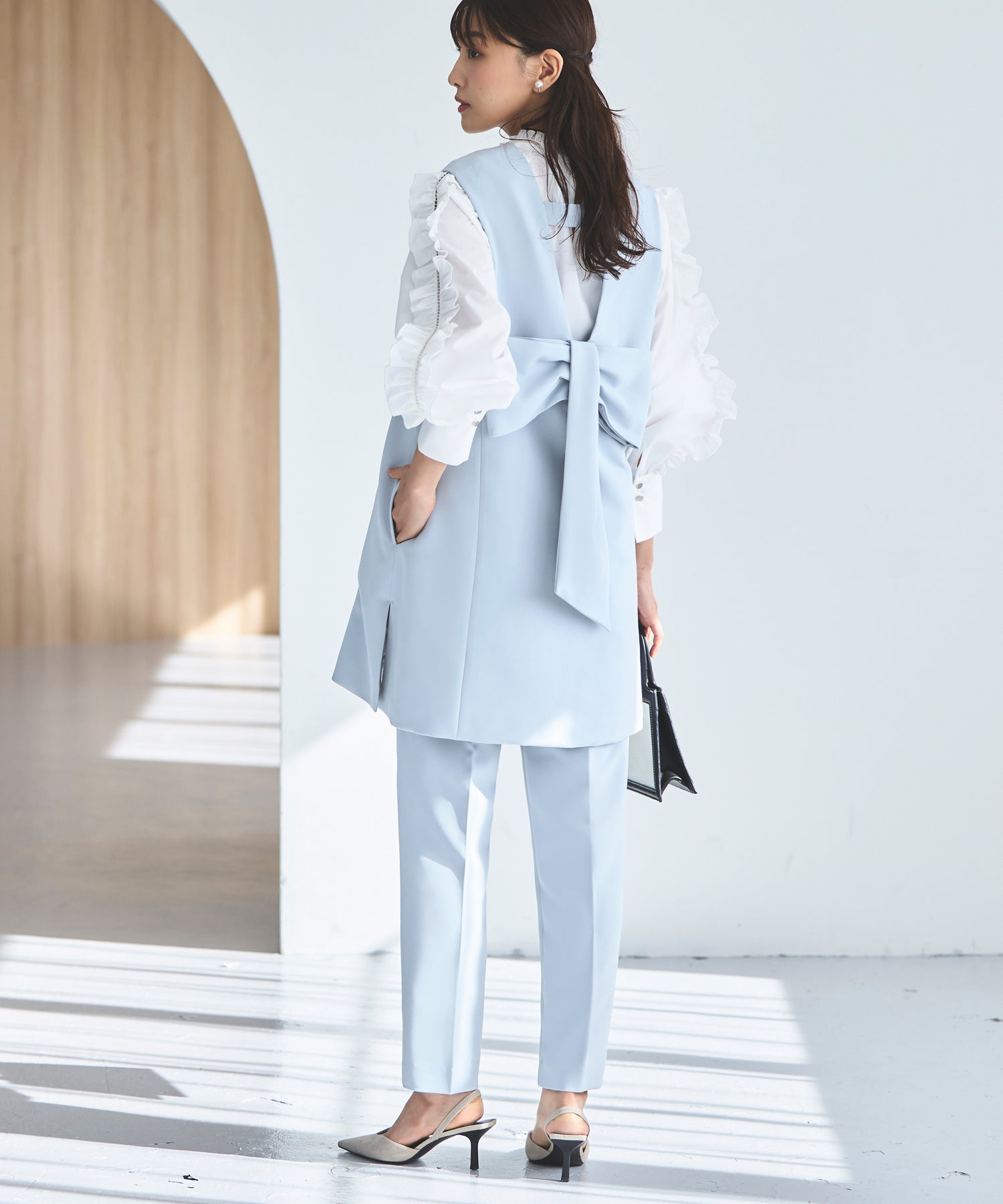 ルイルエブティック RUIRUE BOUTIQUE ストレッチ ｜ Vネック バックリボン ジレ ＆ テーパードパンツ セット ｜ 入学式 卒業式 セレモニー フォーマル オフィスカジュアル 美脚 セットアップ ママスーツ （ペールブルー） ペールブルー