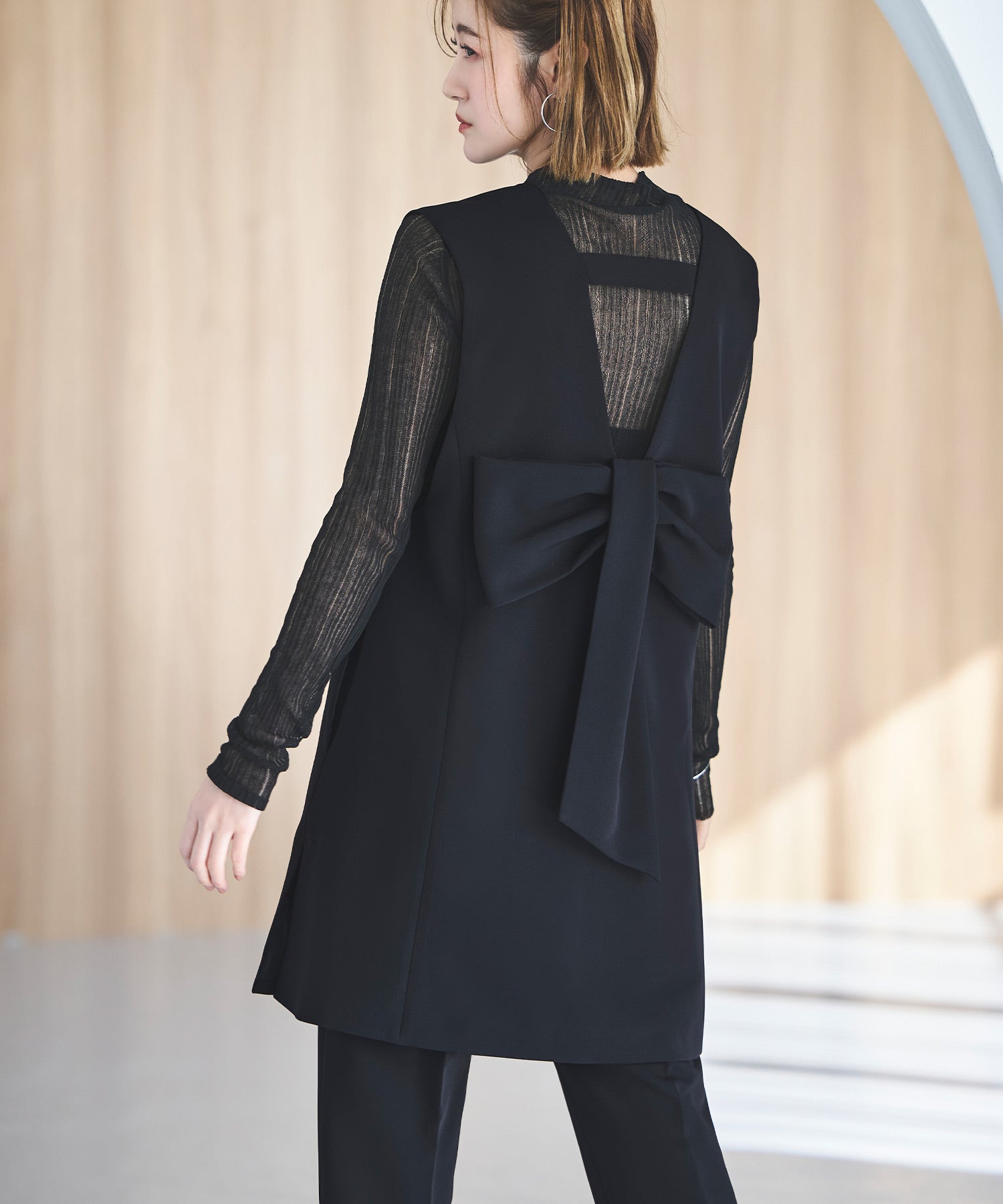 ルイルエブティック RUIRUE BOUTIQUE ストレッチ ｜ Vネック バックリボン ジレ ＆ テーパードパンツ セット ｜ 入学式 卒業式 セレモニー フォーマル オフィスカジュアル 美脚 セットアップ ママスーツ（ブラック） ブラック