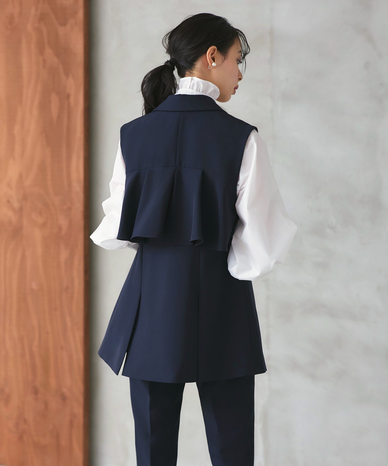 ルイルエブティック RUIRUE BOUTIQUE ストレッチ ｜ テーラード バックフリル ジレ ＆ スリムパンツ スーツ ｜ 入学式 卒業式 セレモニー フォーマル オフィスカジュアル 美脚 セットアップ ママスーツ （ダークネイビー） ダークネイビー