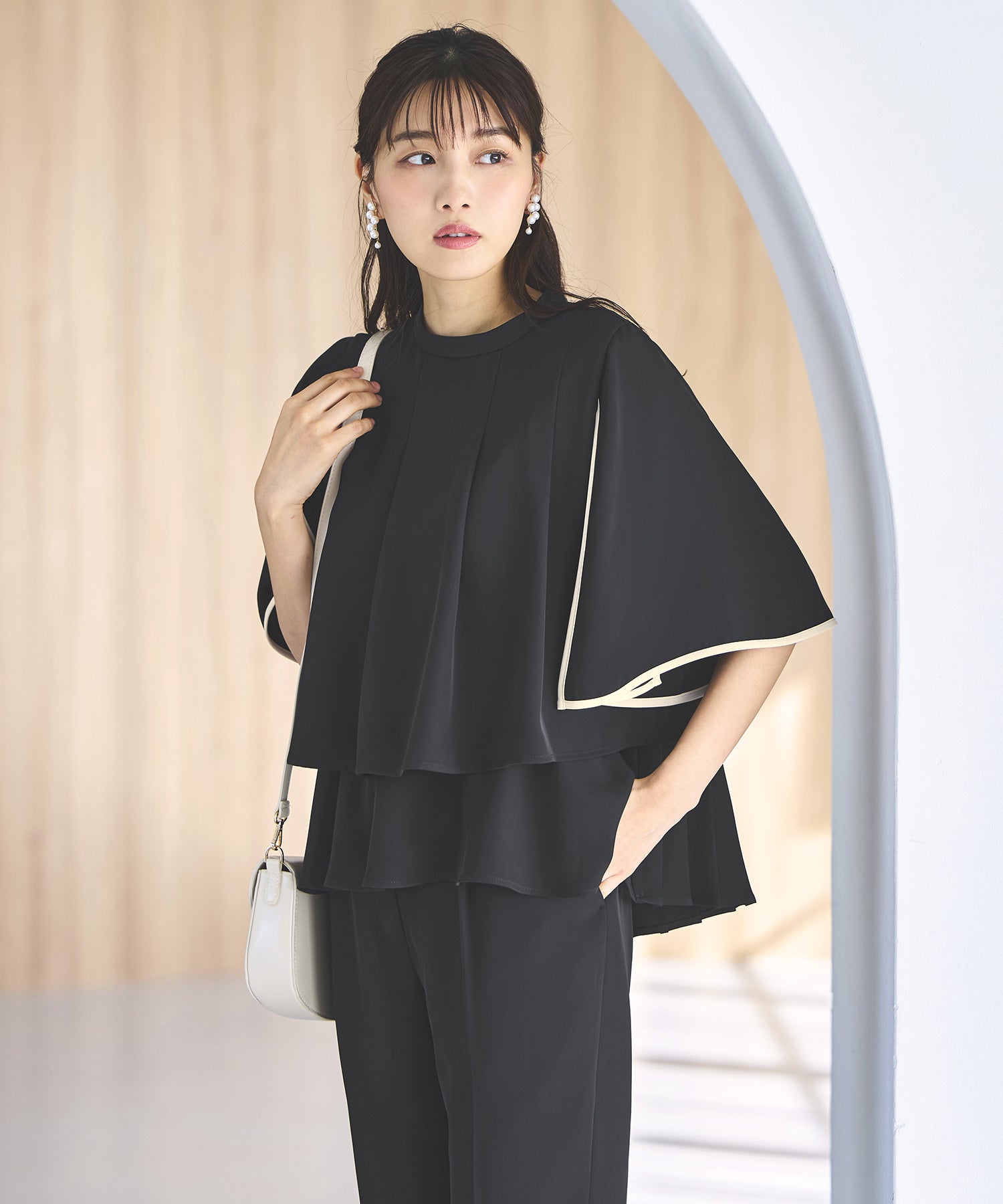 ルイルエブティック RUIRUE BOUTIQUE バックプリーツフレアスリーブトップス＆テーパードパンツセットアップ （ブラック） ブラック