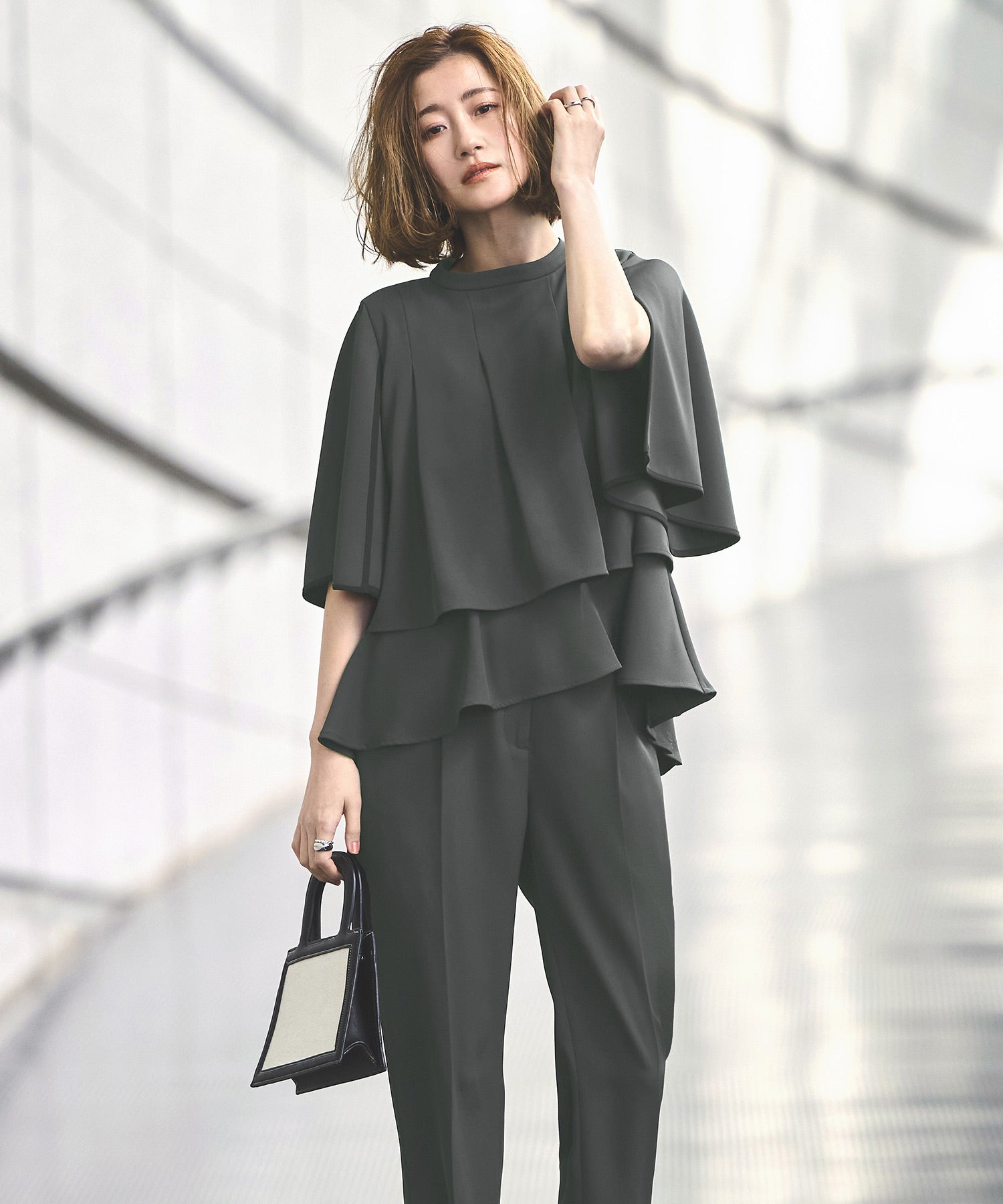 ルイルエブティック RUIRUE BOUTIQUE バックプリーツフレアスリーブトップス＆テーパードパンツセットアップ （チャコール） チャコール