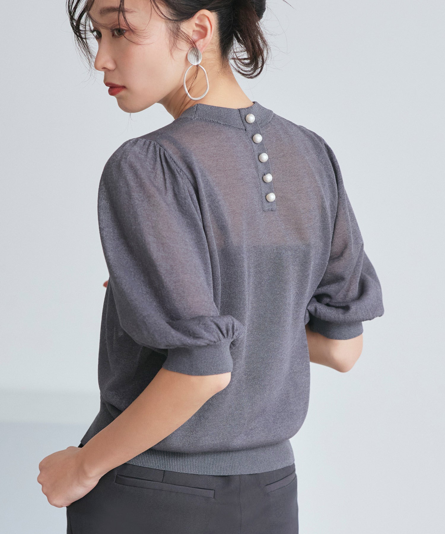 ルイルエブティック RUIRUE BOUTIQUE 洗える ストレッチ ｜ バックパール シアー パフ ニット ｜ レディース おしゃれ きれいめ 五分袖 オフィスカジュアル 通勤服 サマーニット ニットトップス （チャコールグレー） チャコールグレー
