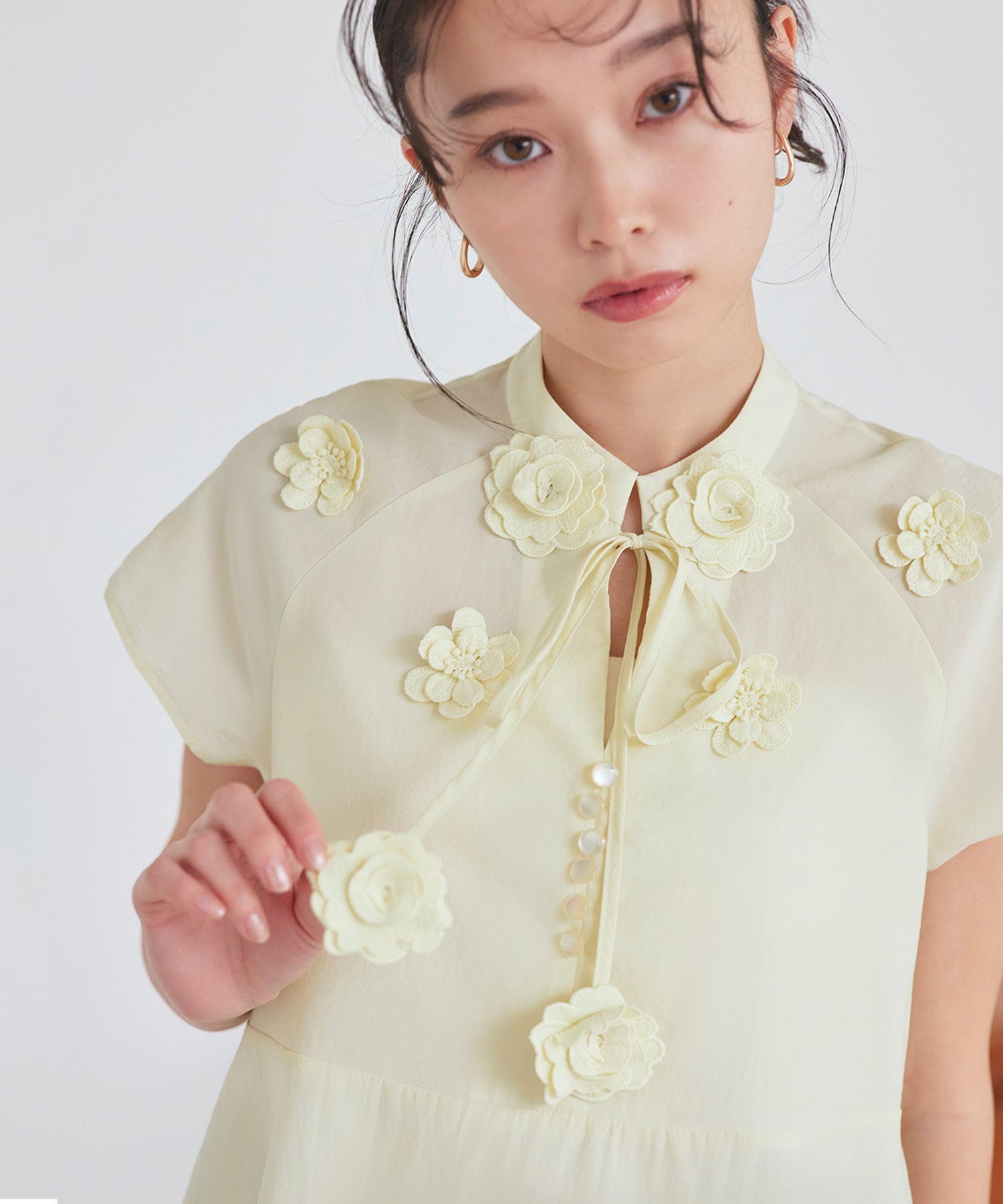 ルイルエブティック RUIRUE BOUTIQUE 【洗える】フラワーモチーフ シアーペプラムブラウス （ペールイエロー） ペールイエロー