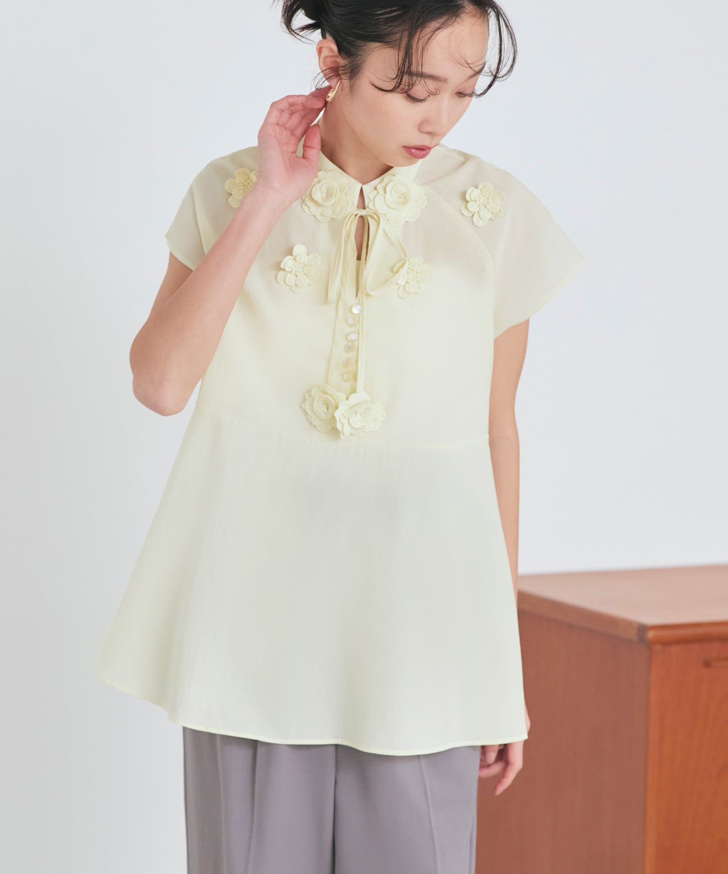 ルイルエブティック RUIRUE BOUTIQUE 【洗える】フラワーモチーフ シアーペプラムブラウス （ペールイエロー） ペールイエロー