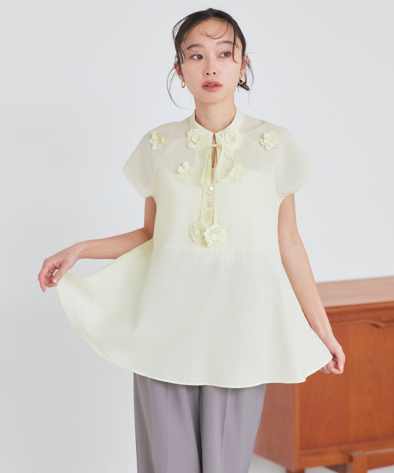 ルイルエブティック RUIRUE BOUTIQUE 【洗える】フラワーモチーフ シアーペプラムブラウス （ペールイエロー） ペールイエロー