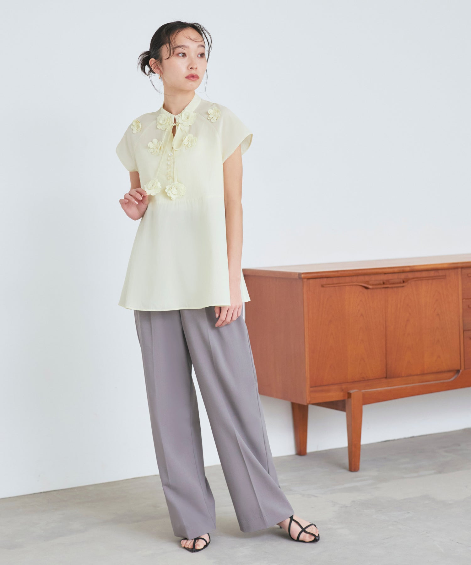 ルイルエブティック RUIRUE BOUTIQUE 【洗える】フラワーモチーフ シアーペプラムブラウス （ペールイエロー） ペールイエロー