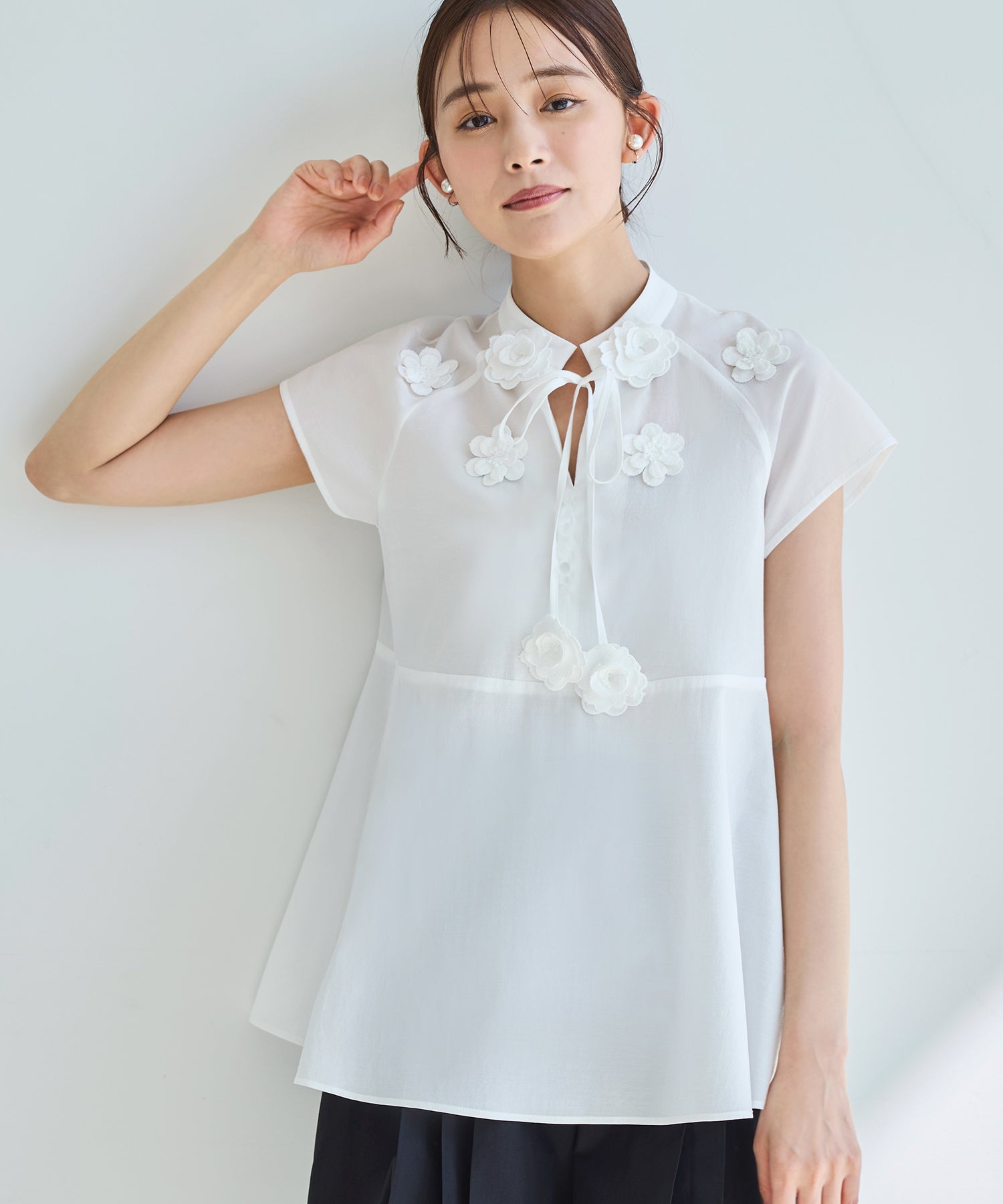 ルイルエブティック RUIRUE BOUTIQUE 【洗える】フラワーモチーフ シアーペプラムブラウス （ホワイト） ホワイト