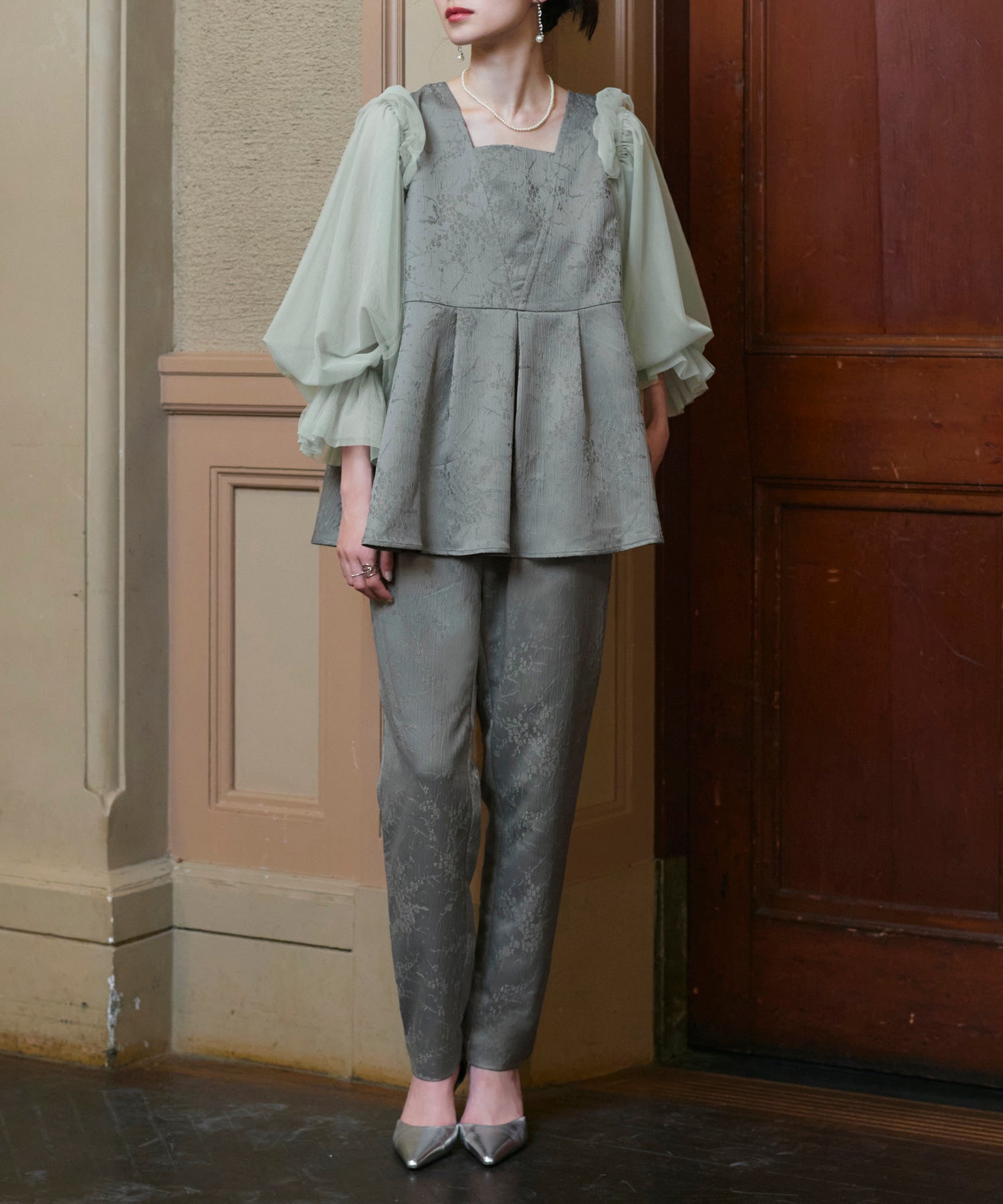 ルイルエブティック RUIRUE BOUTIQUE オケージョンドレス 結婚式 前後2WAY 洗える ｜ ジャカード タック フレアトップス ＆ テーパードパンツ ドレス ( チュールつけ袖 付き ) ｜ パンツドレス 美脚効果 （スモークグリーン） スモークグリーン