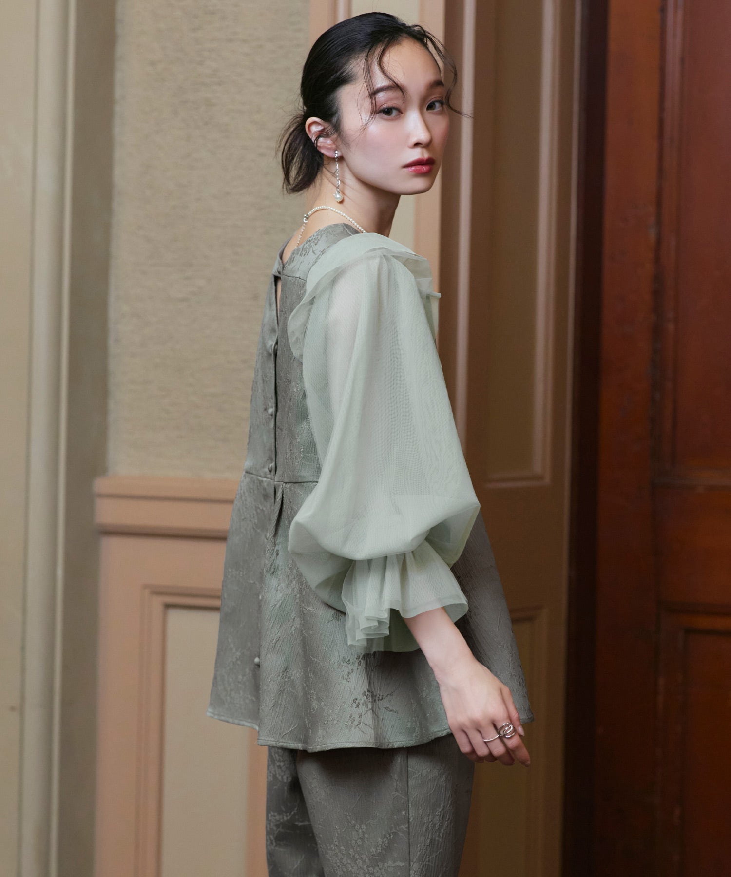 ルイルエブティック RUIRUE BOUTIQUE オケージョンドレス 結婚式 前後2WAY 洗える ｜ ジャカード タック フレアトップス ＆ テーパードパンツ ドレス ( チュールつけ袖 付き ) ｜ パンツドレス 美脚効果 （スモークグリーン） スモークグリーン